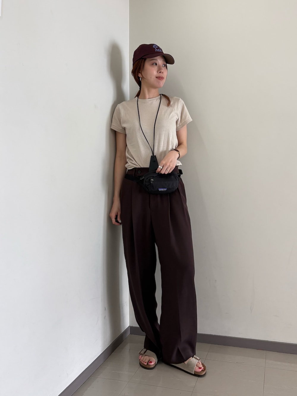 その他のTシャツ/カットソー、ブラウン系のその他パンツ、ベージュ系のサンダルを着用したレディースの春コーディネートの4枚目の写真