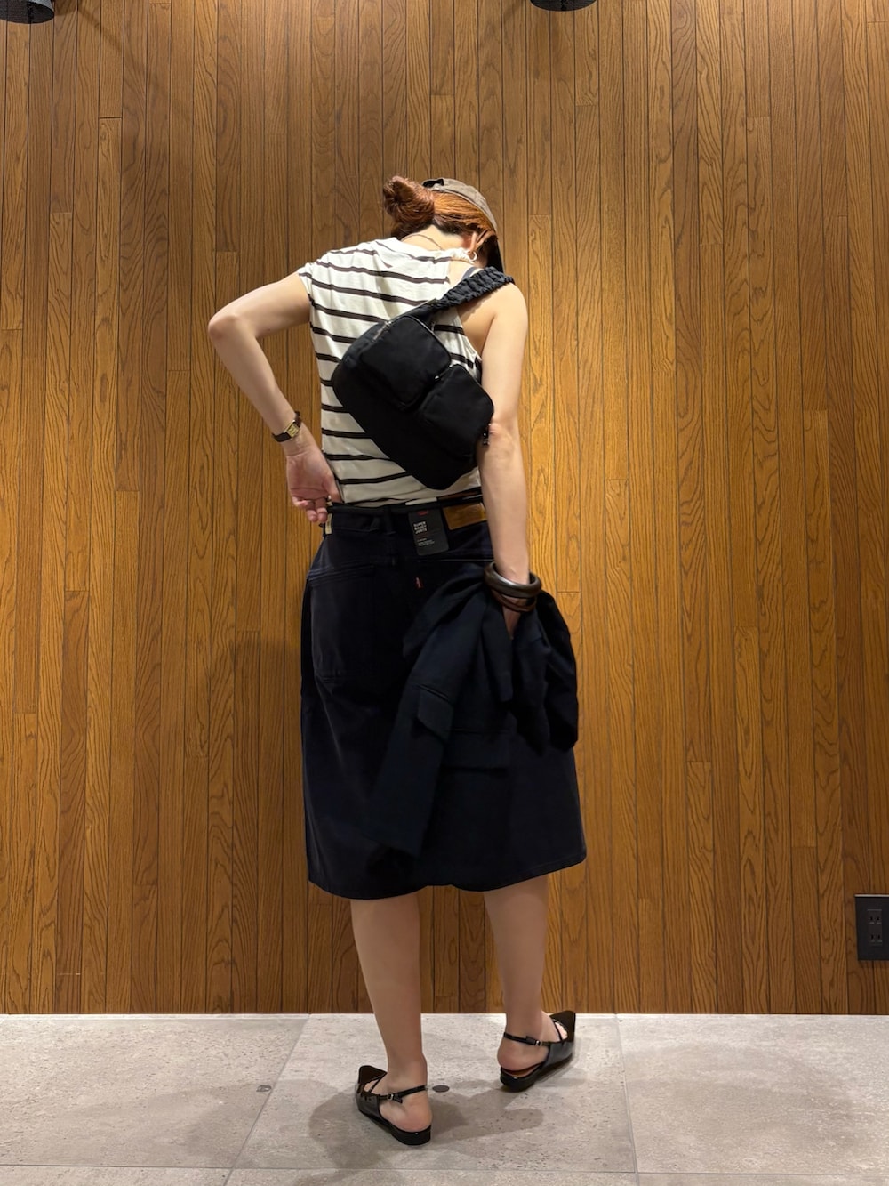その他のTシャツ/カットソー、ブラック系のデニムパンツ、ブルー系のその他アウターを着用したレディースの春コーディネートの2枚目の写真