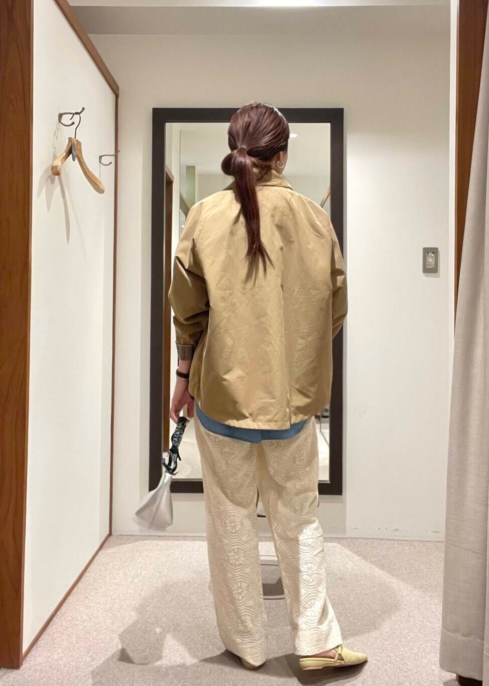 ベージュ系のその他アウター、その他のTシャツ/カットソー、ベージュ系のパンプスを着用したレディースの春コーディネートの3枚目の写真