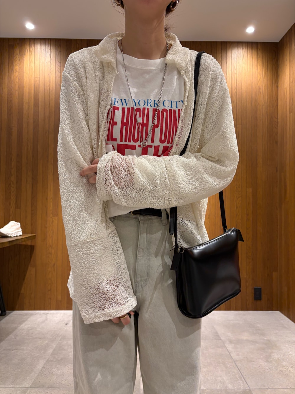 ブラウン系のその他アウター、グレー系のデニムパンツ、ホワイト系のシャツ/ブラウスを着用したレディースの冬コーディネートの10枚目の写真