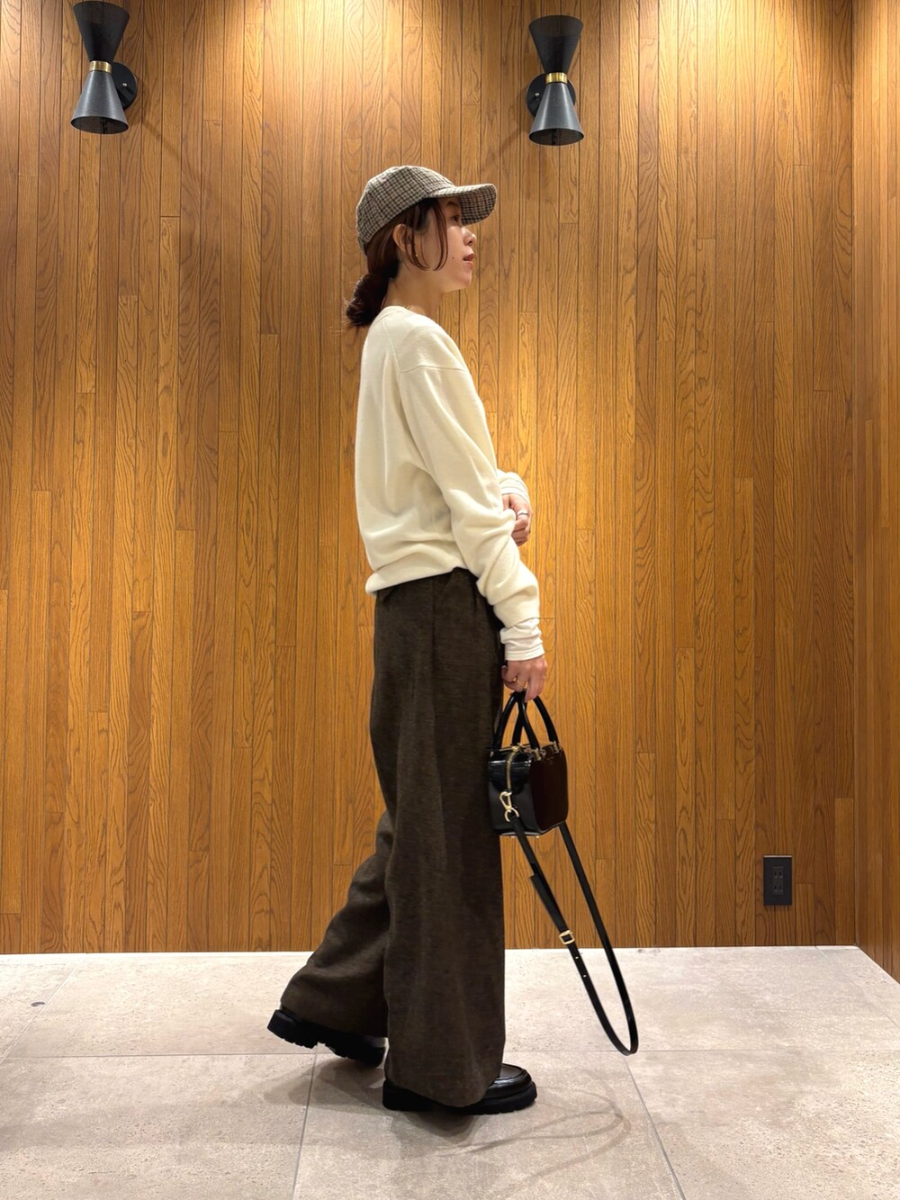 イエロー系のその他パンツ、ブラック系のローファー、ブラック系のショルダーバッグを着用したレディースの冬コーディネートの9枚目の写真