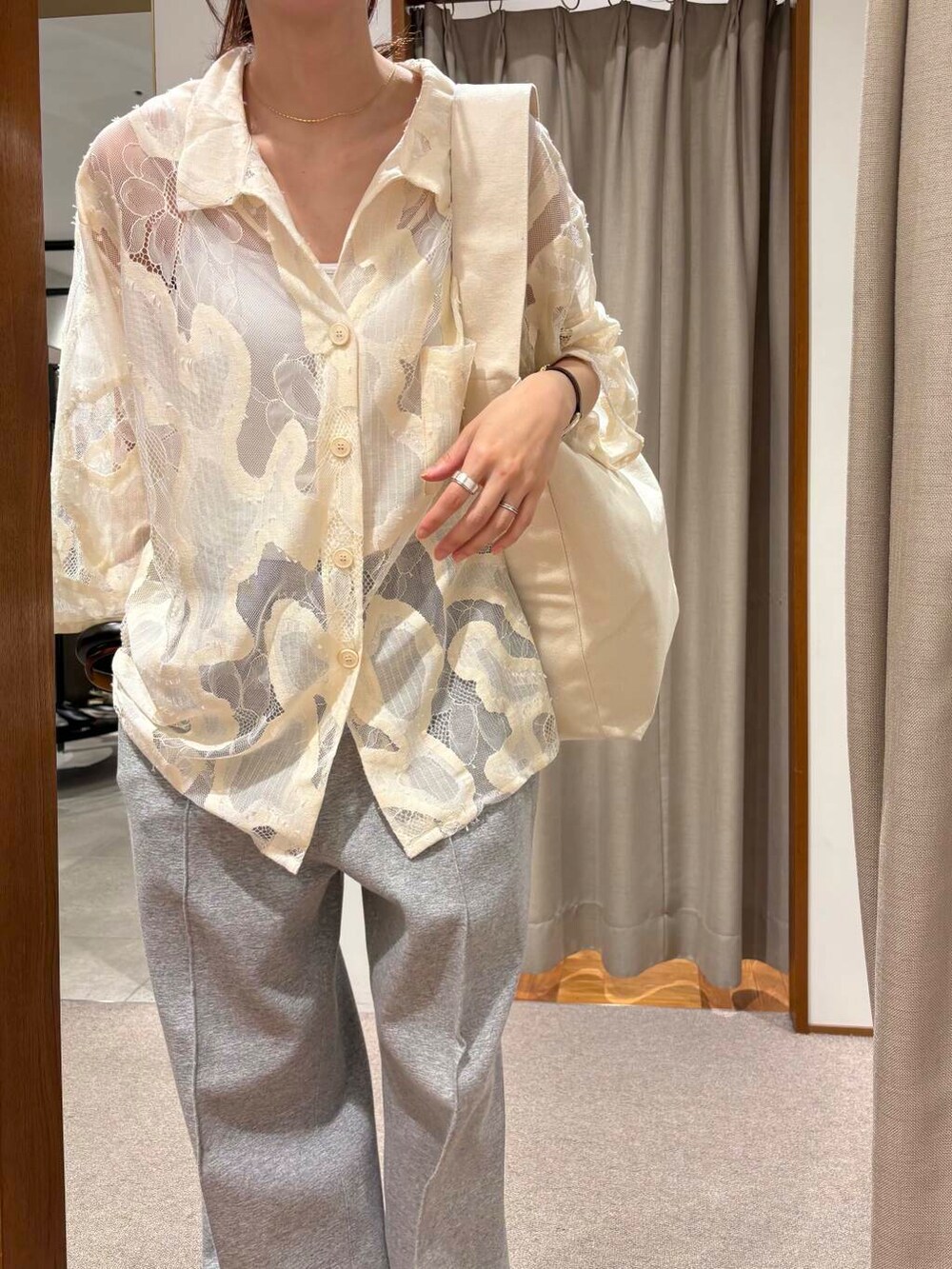 ベージュ系のトートバッグ、グレー系のその他パンツ、ゴールド系のネックレスを着用したレディースの春コーディネートの5枚目の写真