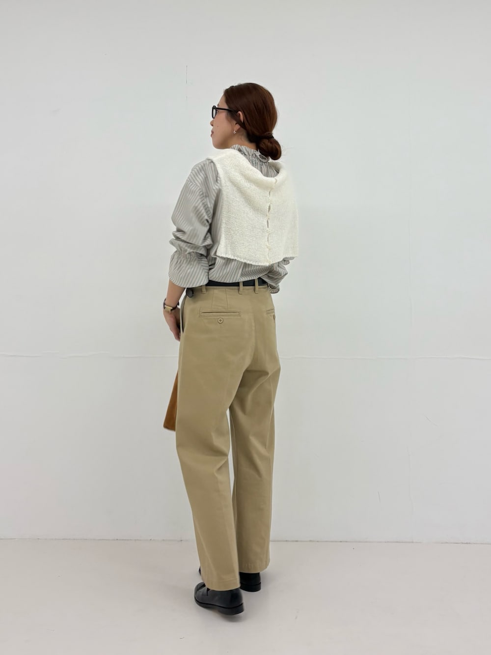 グリーン系のシャツ/ブラウス、ベージュ系のその他パンツ、ホワイト系のカーディガン/ボレロを着用したレディースの夏コーディネートの3枚目の写真