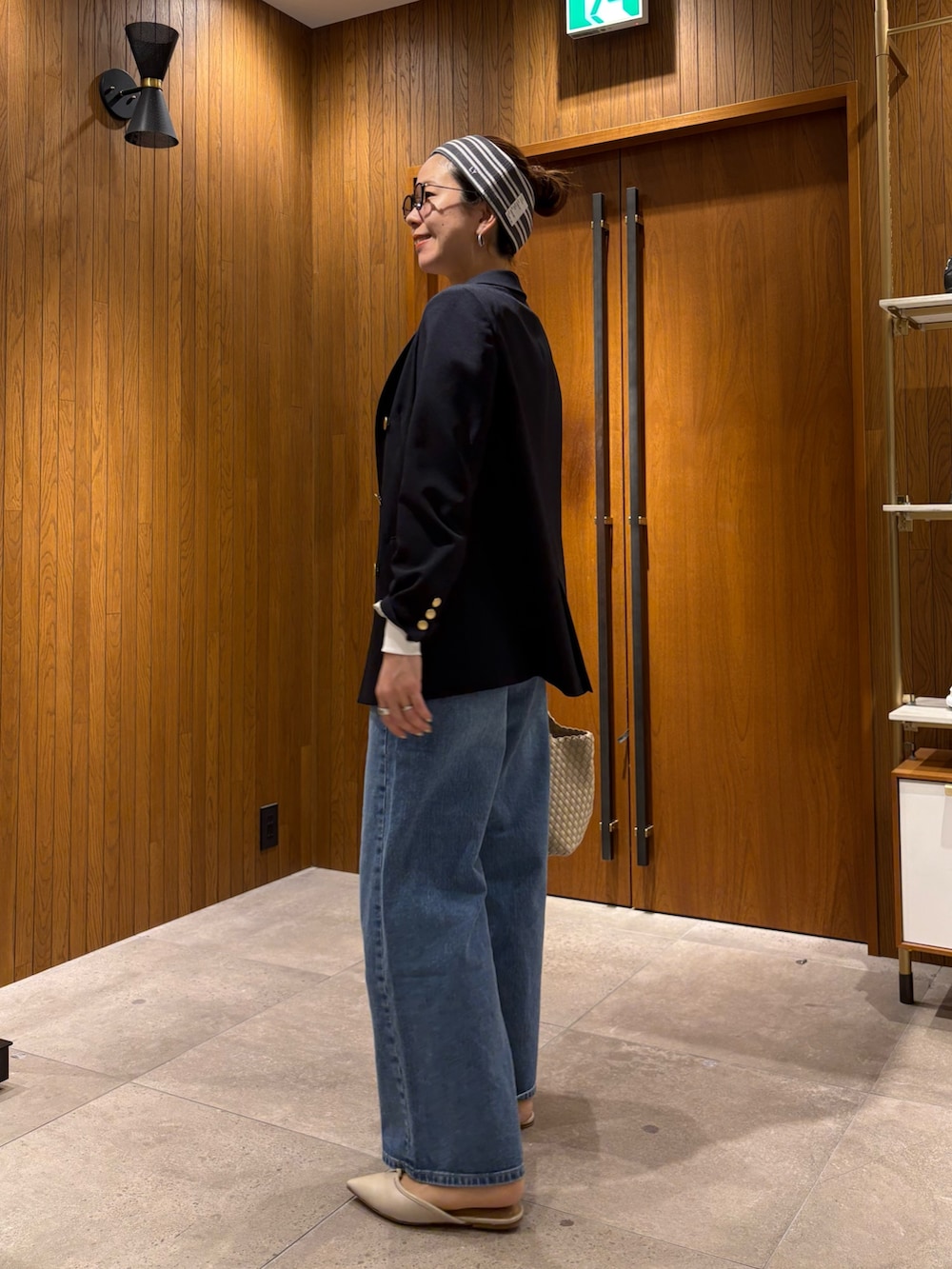 ブルー系のデニムパンツ、グレー系のニット/セーター、ブルー系のその他アウターを着用したレディースの冬コーディネートの2枚目の写真