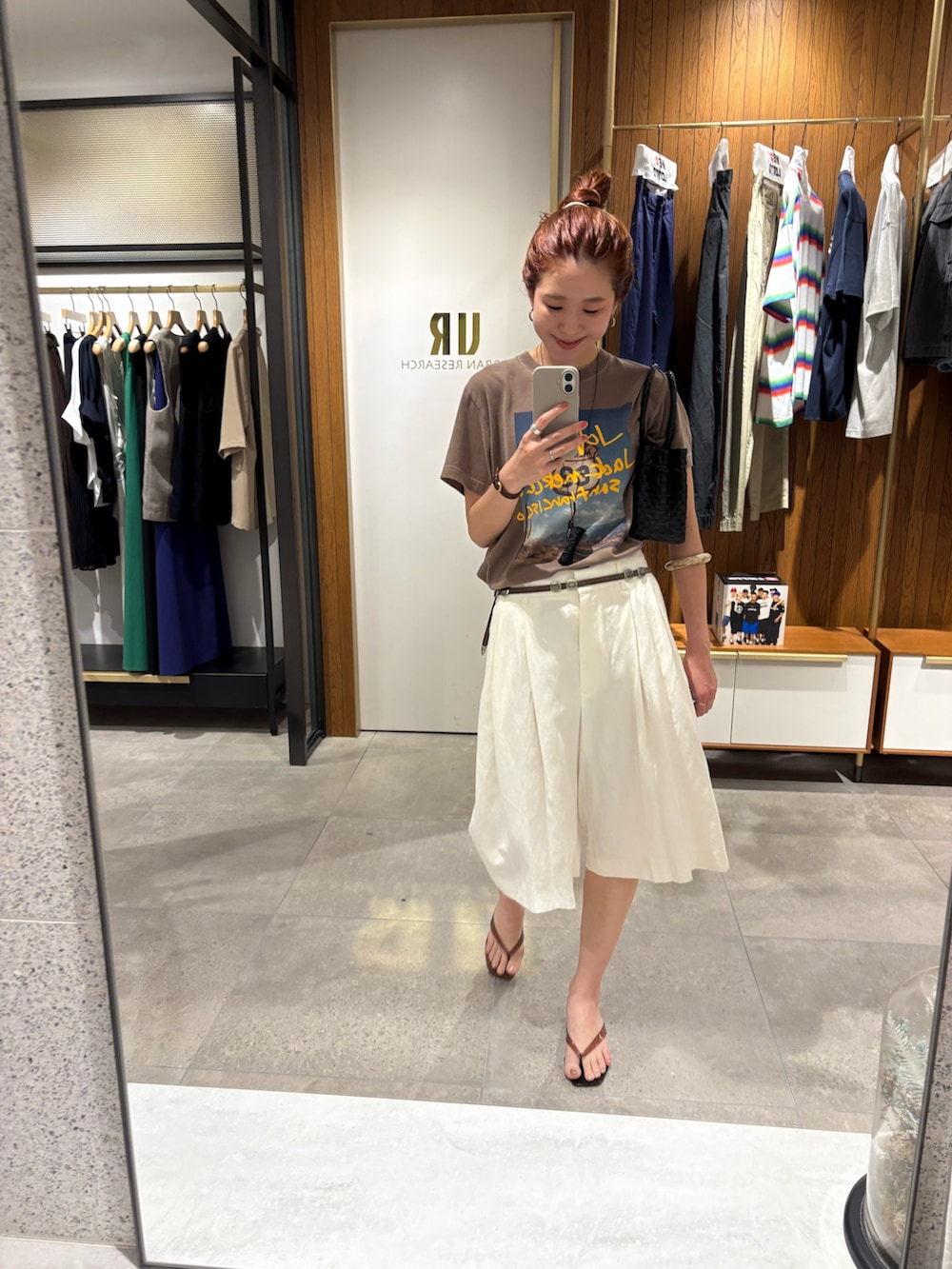 ブラウン系のTシャツ/カットソー、ホワイト系のその他パンツ、ブラウン系のサンダルを着用したレディースの夏コーディネートの5枚目の写真