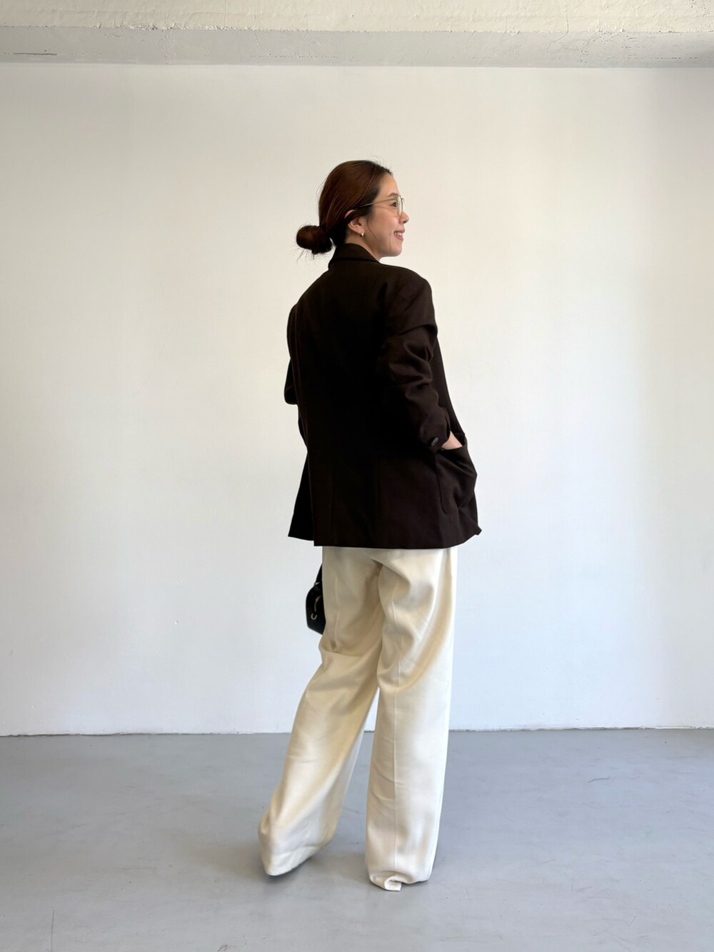 ブラウン系のその他アウター、ブラウン系のTシャツ/カットソー、ブラック系のショルダーバッグを着用したレディースの秋コーディネートの4枚目の写真