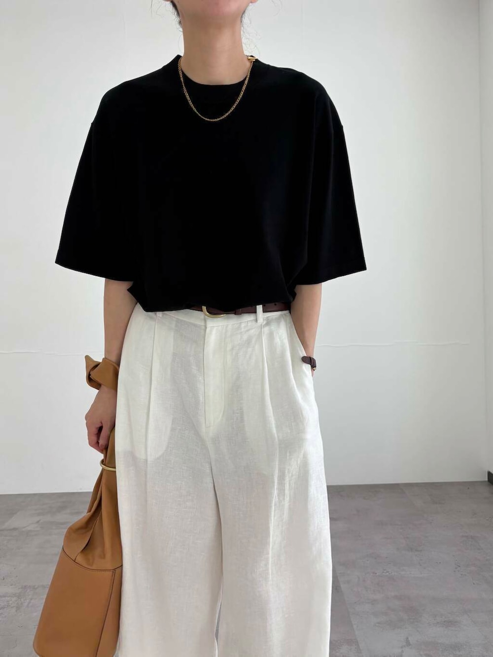 ホワイト系のその他パンツ、ブラウン系のサンダル、ホワイト系の長傘を着用したレディースの夏コーディネートの6枚目の写真