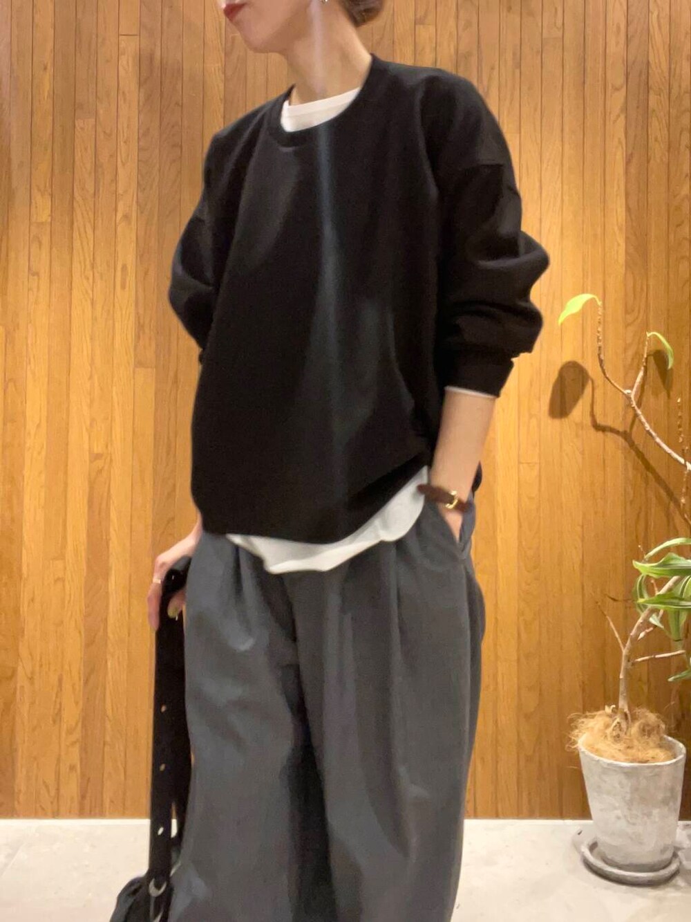 その他のTシャツ/カットソー、ブラック系のスウェット、ホワイト系のスニーカーを着用したレディースの冬コーディネートの4枚目の写真