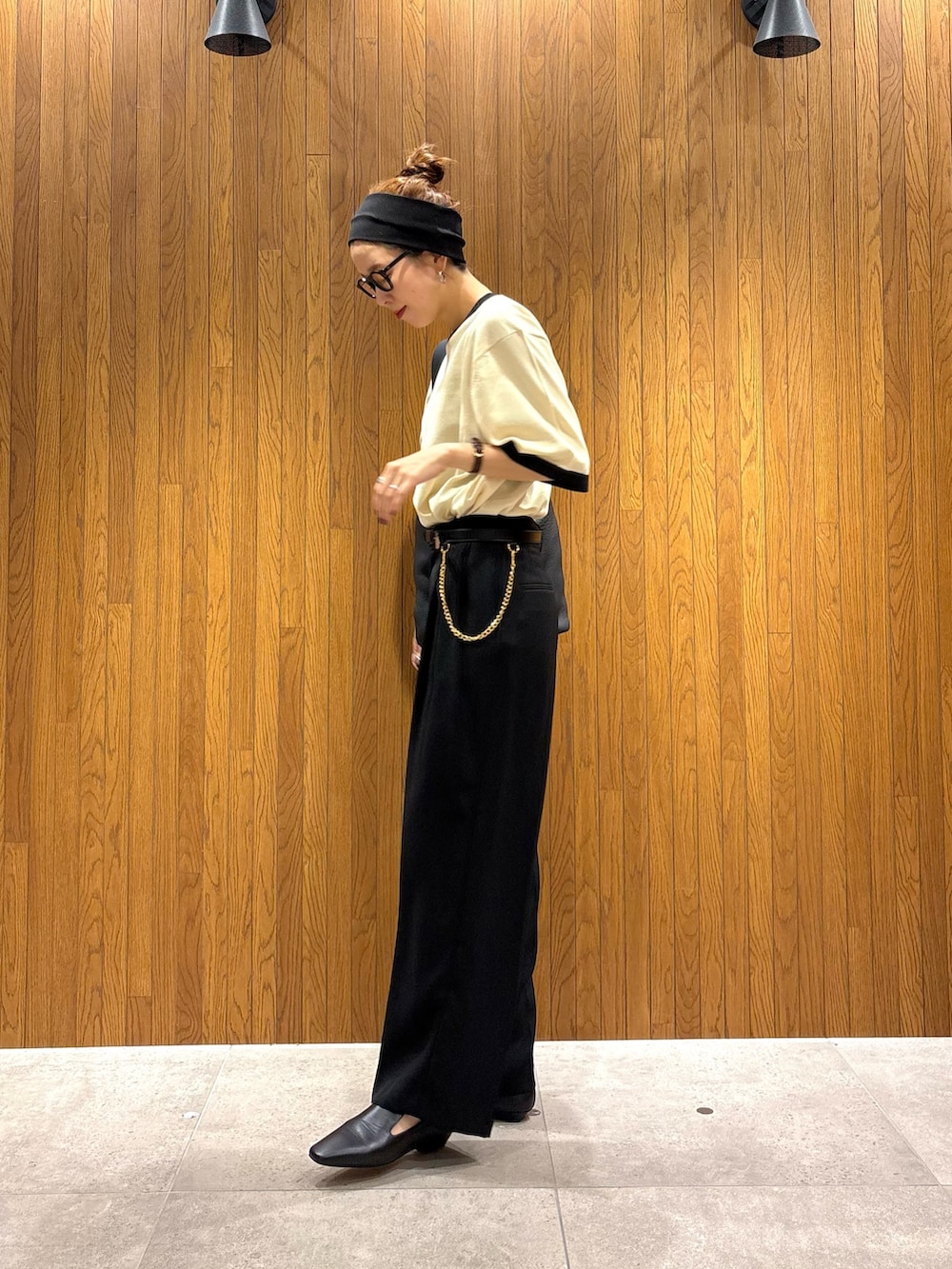 ブラウン系のその他パンツ、ブラック系のローファー、ホワイト系のニット/セーターを着用したレディースの秋コーディネートの3枚目の写真