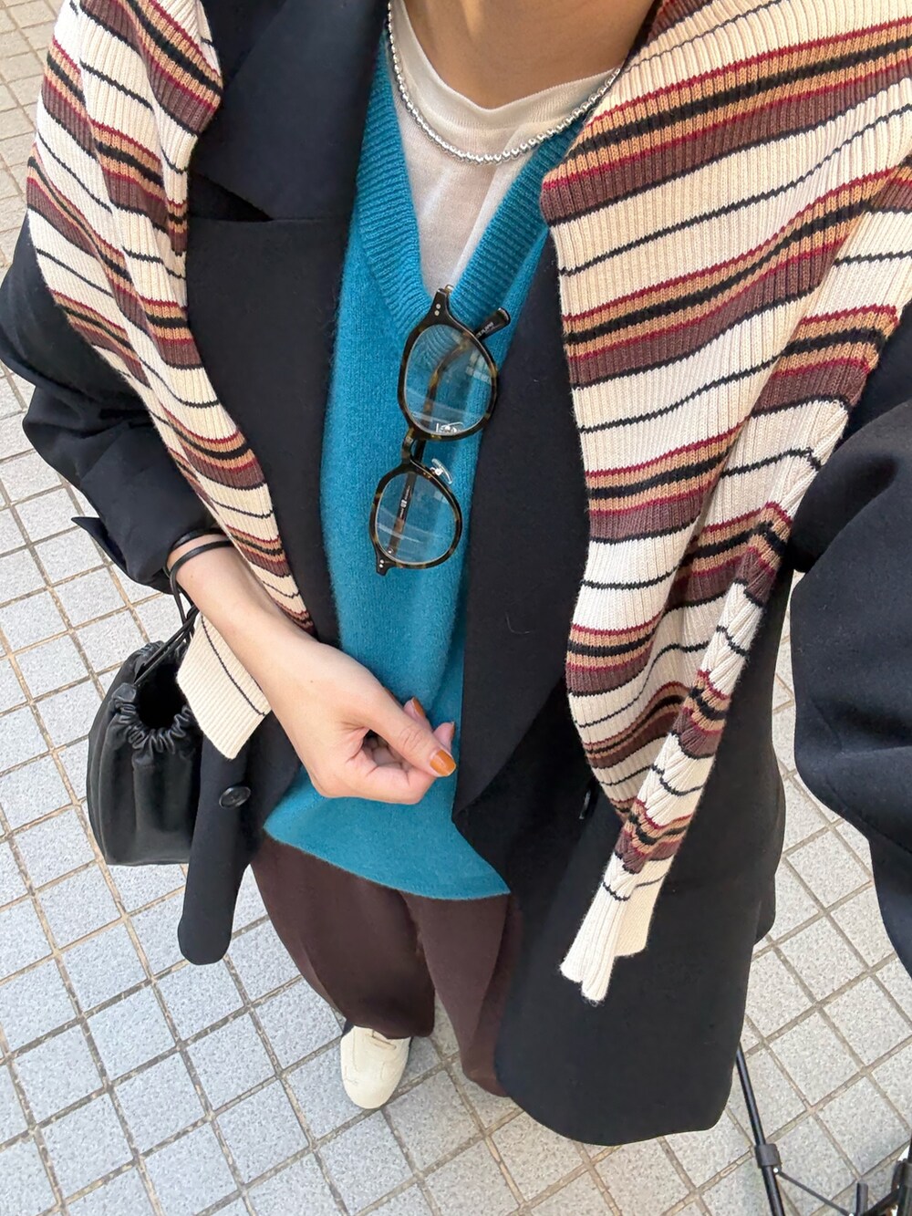 ベージュ系のスニーカー、ベージュ系のスニーカー、ブラウン系のその他パンツを着用したレディースの秋コーディネートの5枚目の写真