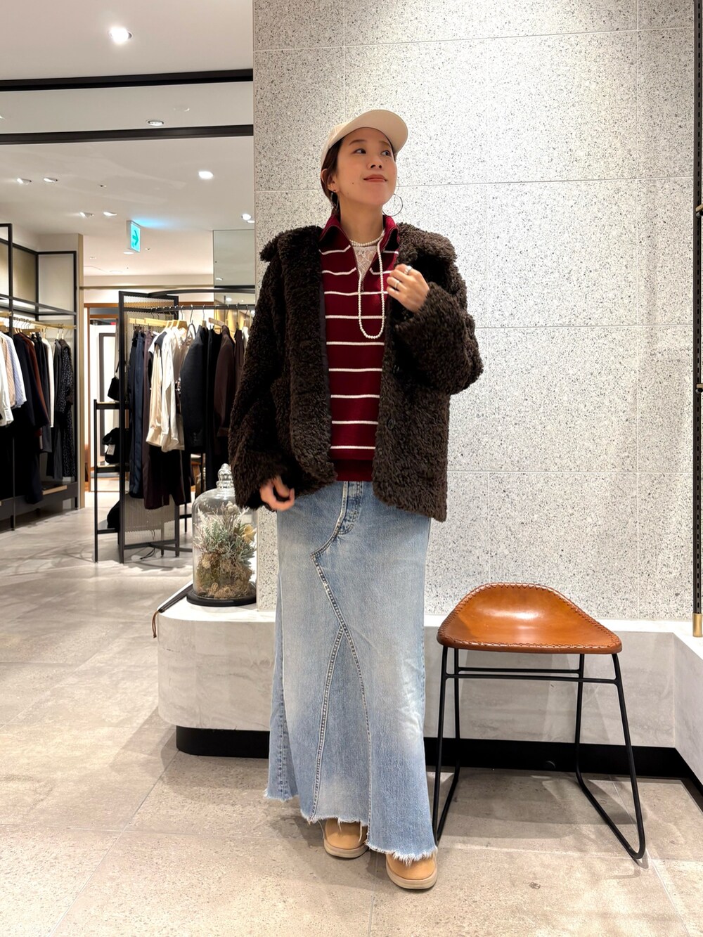 ブラウン系のその他アウター、その他のニット/セーターを着用したレディースの秋コーディネートの5枚目の写真