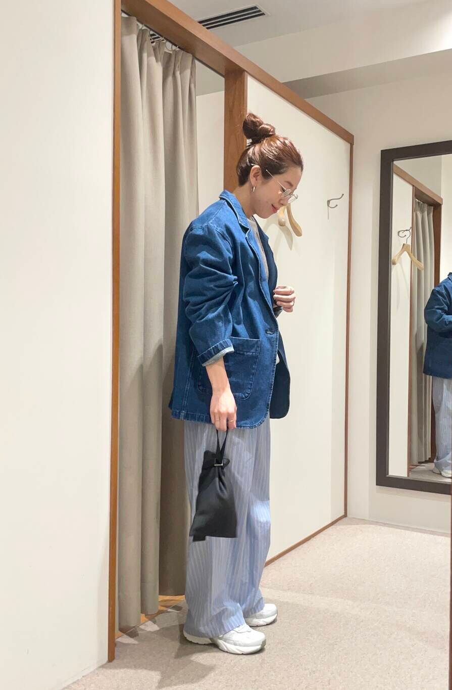 ブルー系のデニムジャケット、その他のスニーカー、ブルー系のその他パンツを着用したレディースの春コーディネートの2枚目の写真