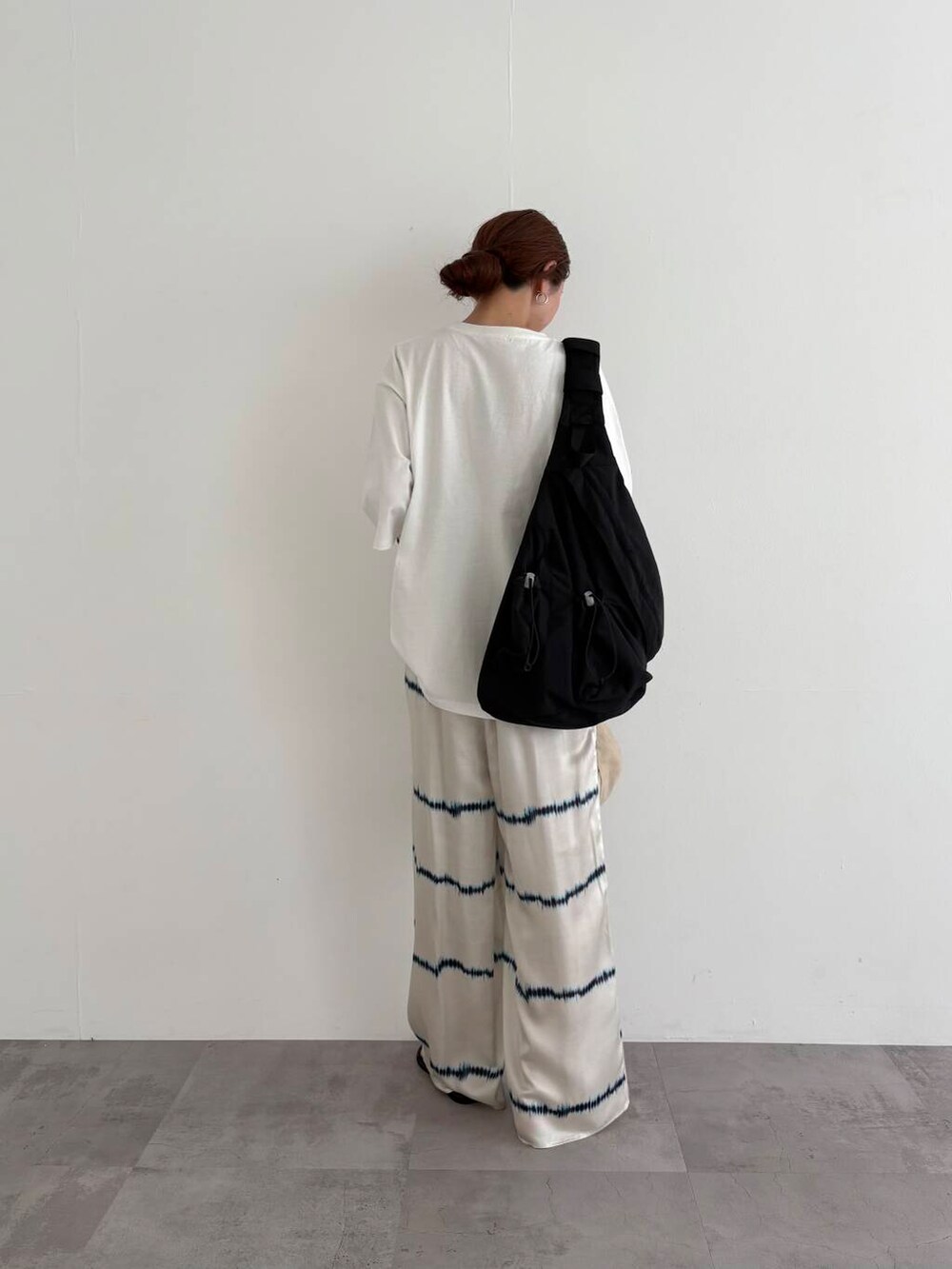 ブラック系のバックパック/リュック、その他のTシャツ/カットソー、ブラック系のサンダルを着用したレディースの春コーディネートの5枚目の写真