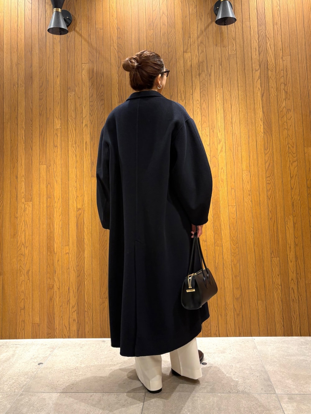 ブルー系のテーラードジャケット、ホワイト系のその他パンツ、ブラック系のショルダーバッグを着用したレディースの冬コーディネートの4枚目の写真