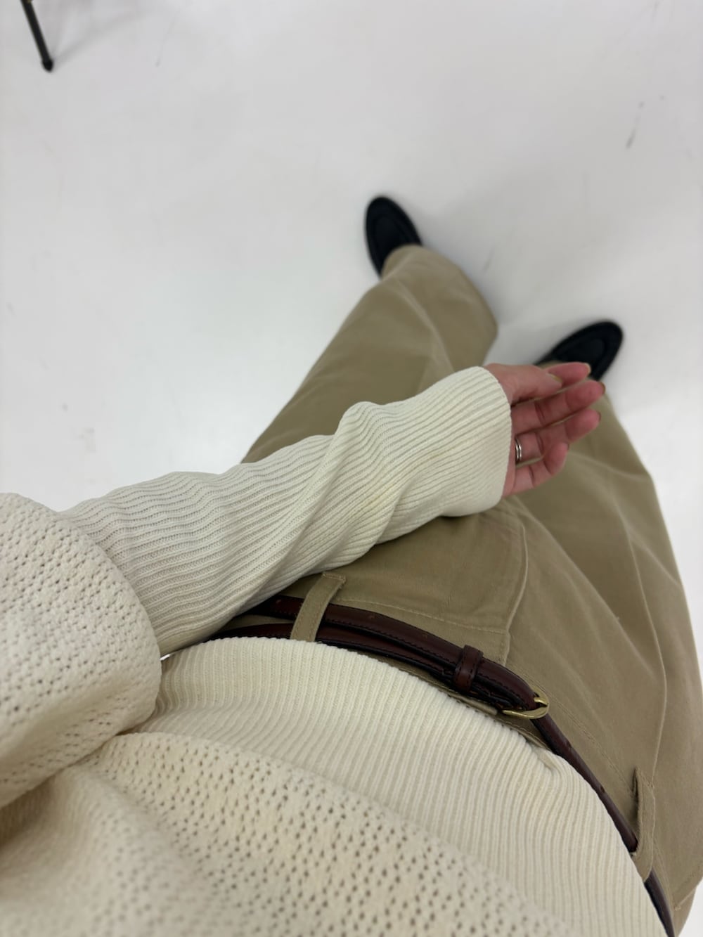 ホワイト系のニット/セーター、ベージュ系のその他パンツ、ブラック系のローファーを着用したレディースの夏コーディネートの10枚目の写真
