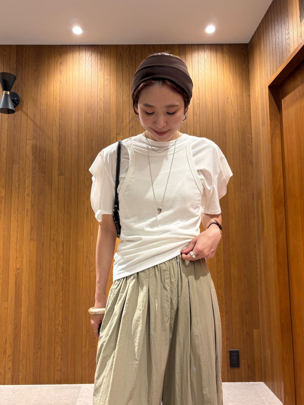 ホワイト系のTシャツ/カットソー、ホワイト系のキャミソール、ベージュ系のその他パンツを着用したレディースの夏コーディネートの2枚目の写真
