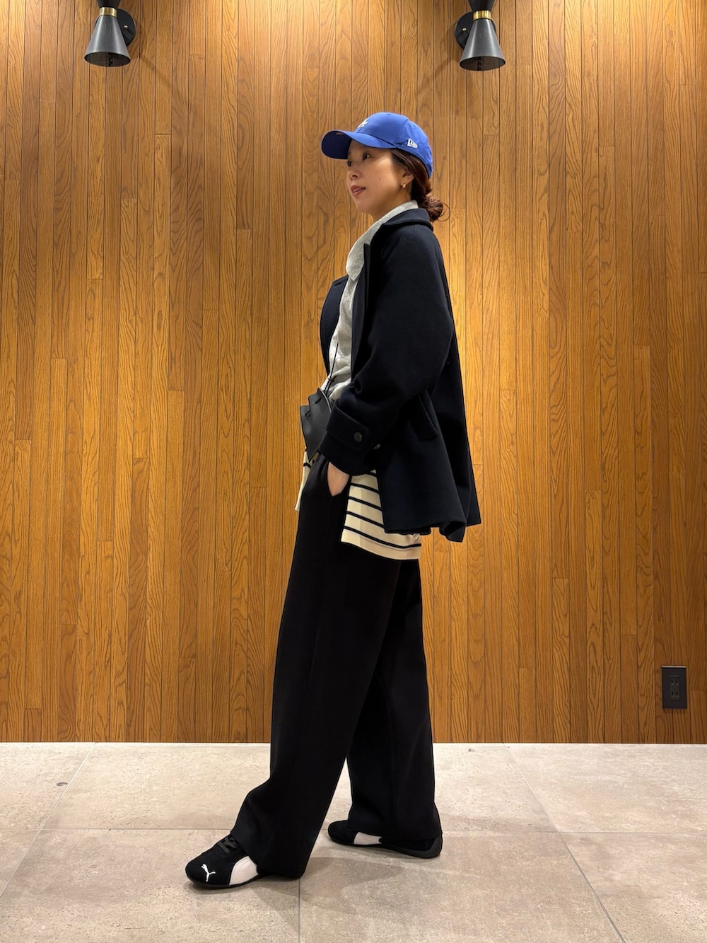 ブラック系のカーディガン/ボレロ、グレー系のスウェット、グレー系のピーコートを着用したレディースの秋コーディネートの2枚目の写真