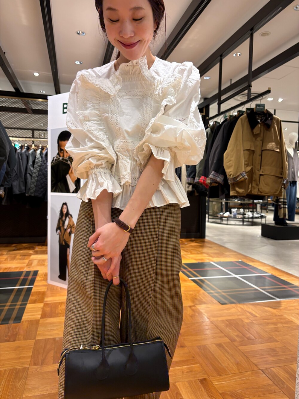 ホワイト系のシャツ/ブラウス、ブラック系のローファー、イエロー系のその他パンツを着用したレディースの秋コーディネートの8枚目の写真