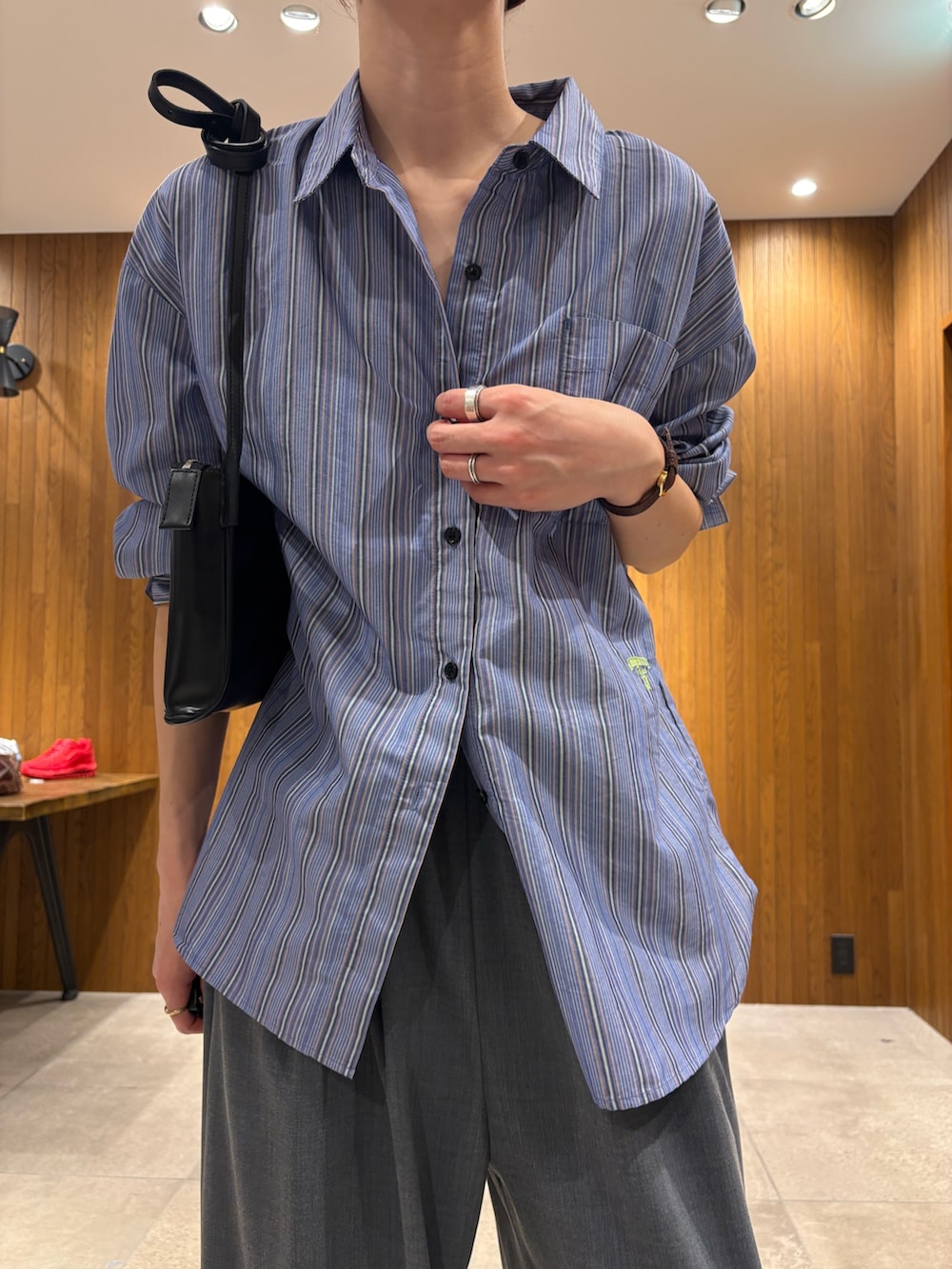 その他のシャツ/ブラウス、グレー系のその他パンツ、ブラック系のスニーカーを着用したレディースの春コーディネートの7枚目の写真