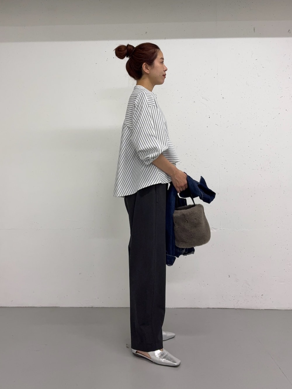 ホワイト系のシャツ/ブラウス、シルバー系のパンプス、ブルー系のデニムジャケットを着用したレディースの夏コーディネートの9枚目の写真