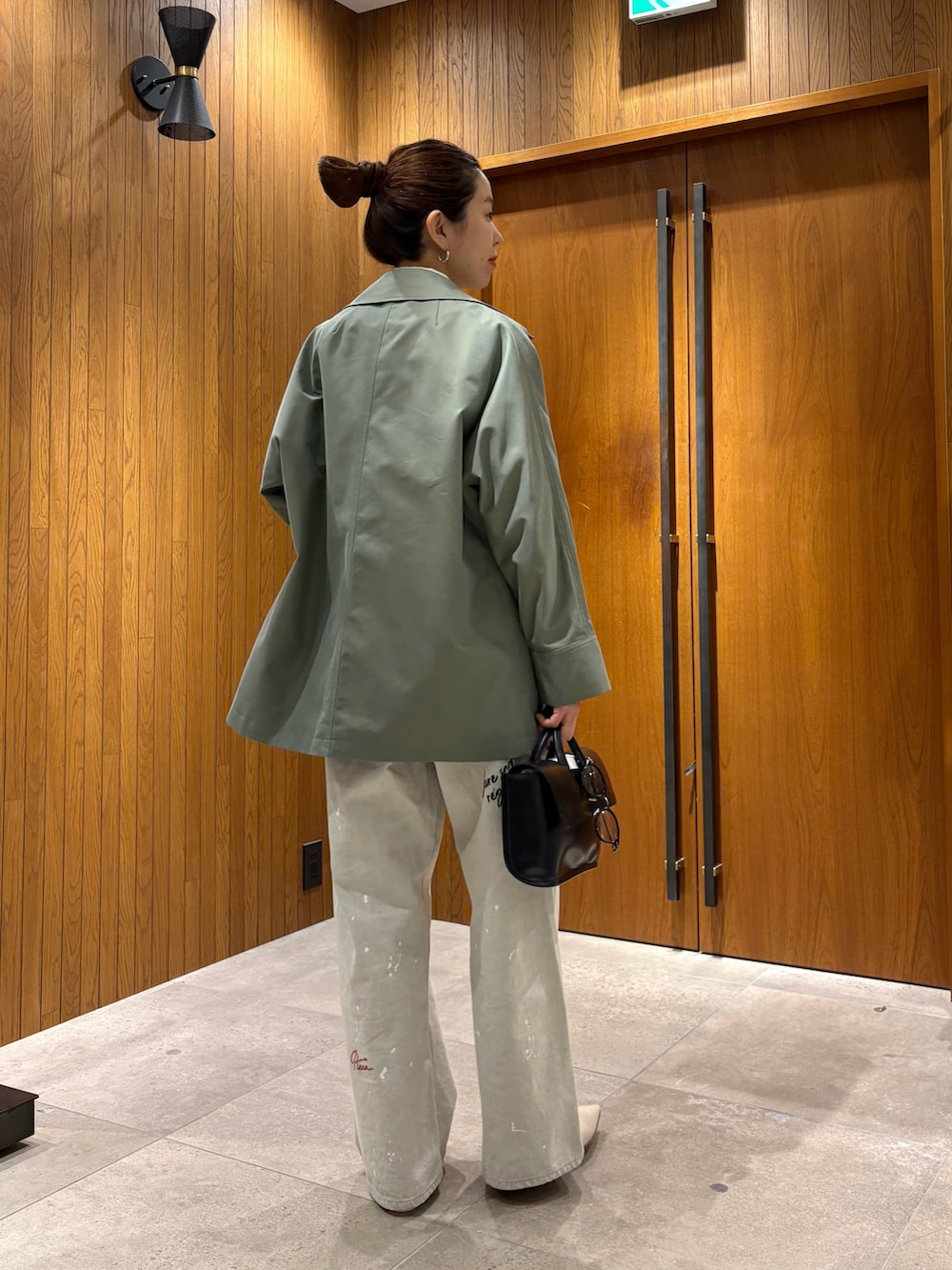 グレー系のシャツ/ブラウス、グレー系のデニムパンツ、ブラック系のハンドバッグを着用したレディースの冬コーディネートの3枚目の写真