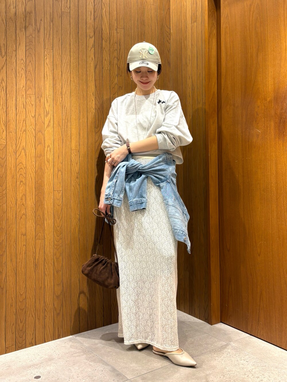 ホワイト系のスカート、ブルー系のデニムジャケット、グレー系のスウェットを着用したレディースの冬コーディネートの6枚目の写真