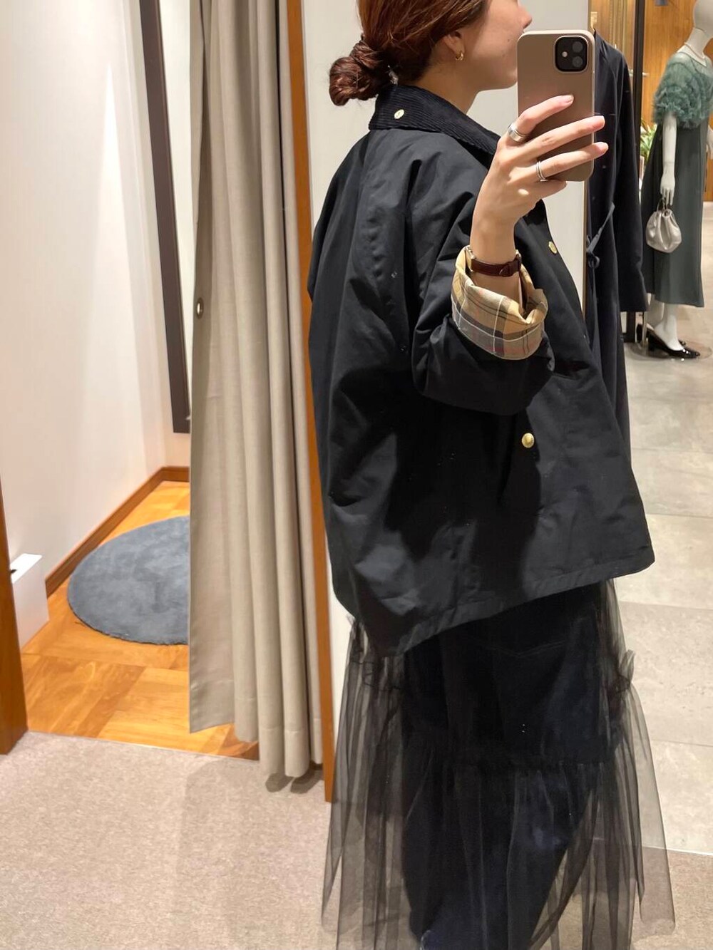 ブラック系のショルダーバッグ、その他のTシャツ/カットソー、ブラック系のスカートを着用したレディースの秋コーディネートの3枚目の写真