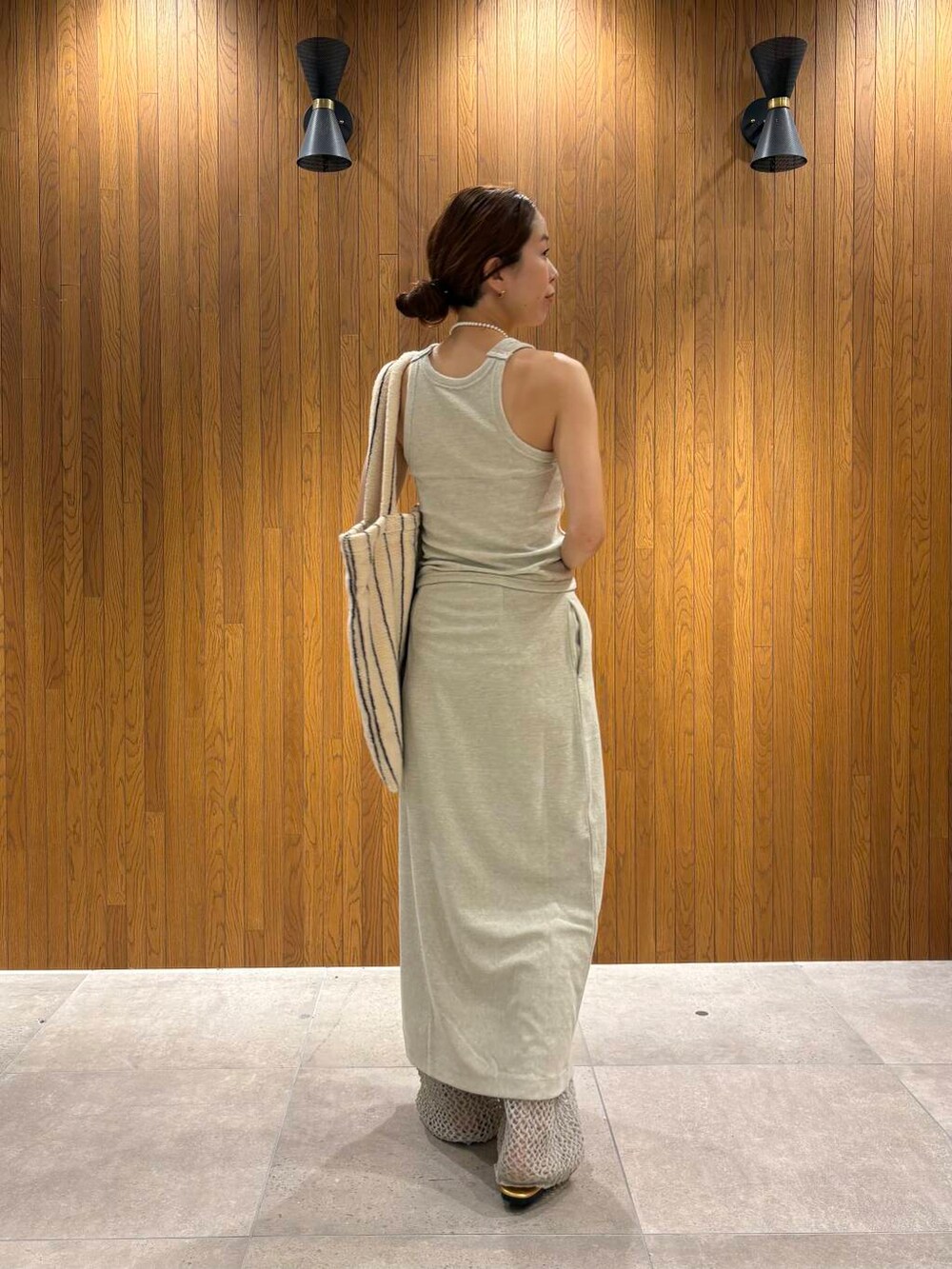 ゴールド系のサンダルを着用したレディースの夏コーディネートの5枚目の写真