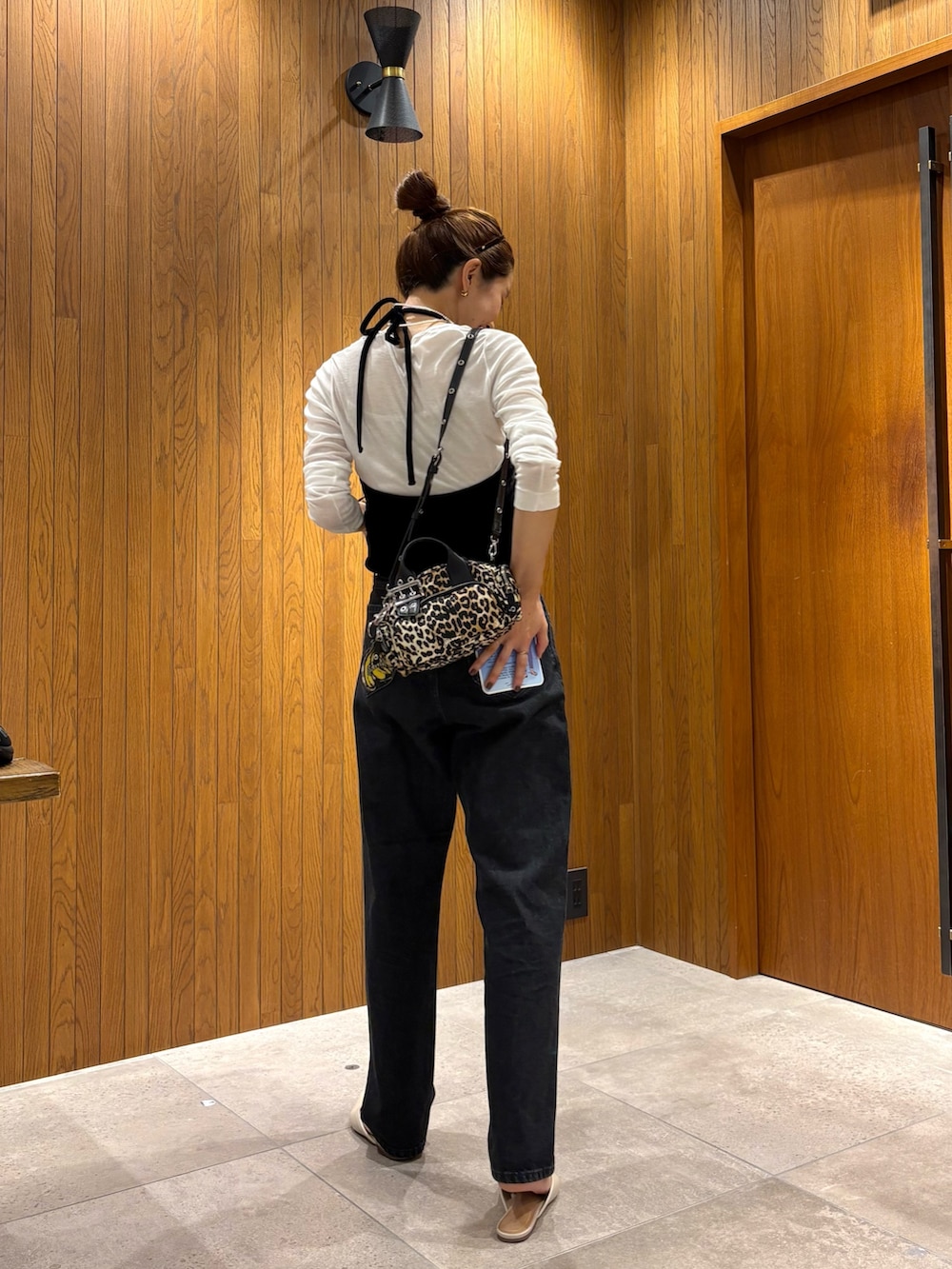 ブラック系のその他トップス、その他のハンドバッグ、ブラウン系のカチューシャを着用したレディースの夏コーディネートの3枚目の写真