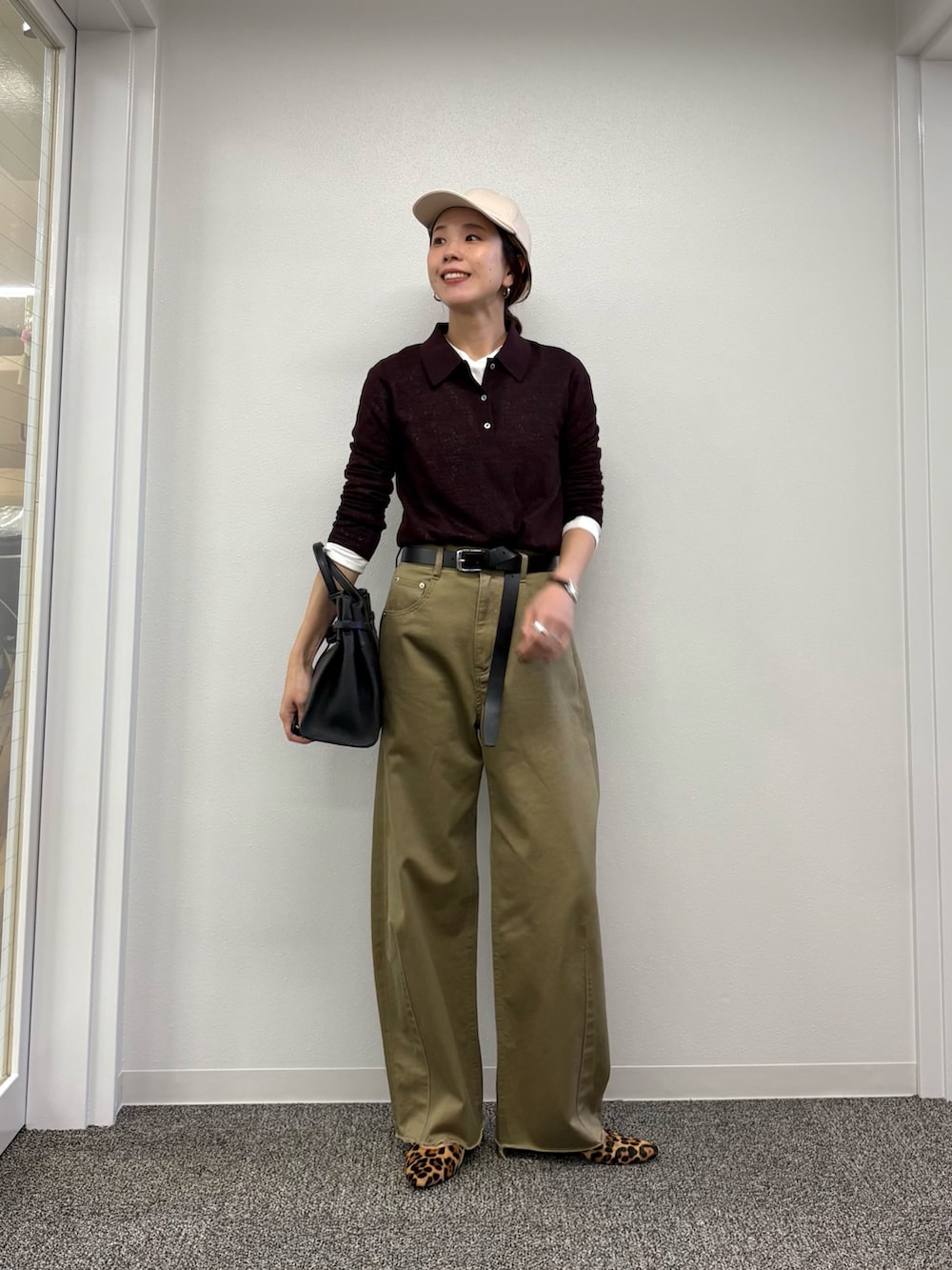 ブラウン系のシャツ/ブラウス、ベージュ系のその他パンツ、ブラック系のトートバッグを着用したレディースの秋コーディネートの6枚目の写真