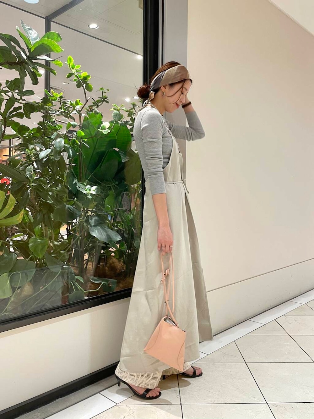 ホワイト系のその他パンツ、ブラウン系のワンピース、グレー系のTシャツ/カットソーを着用したレディースの冬コーディネートの2枚目の写真