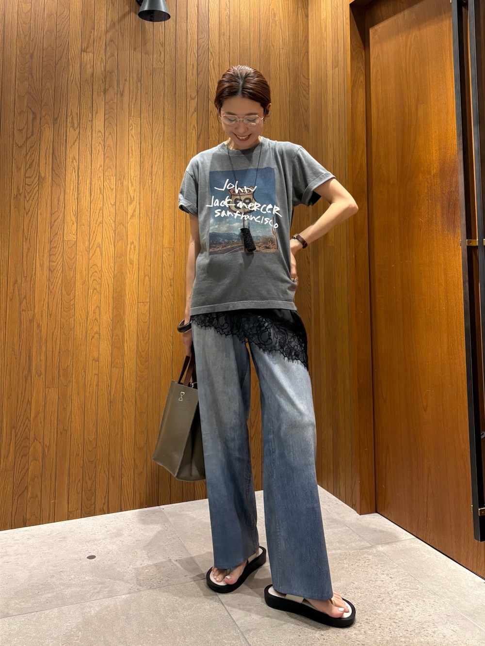 グレー系のTシャツ/カットソー、ブラック系のキャミソール、ブルー系のその他パンツを着用したレディースの夏コーディネートの5枚目の写真