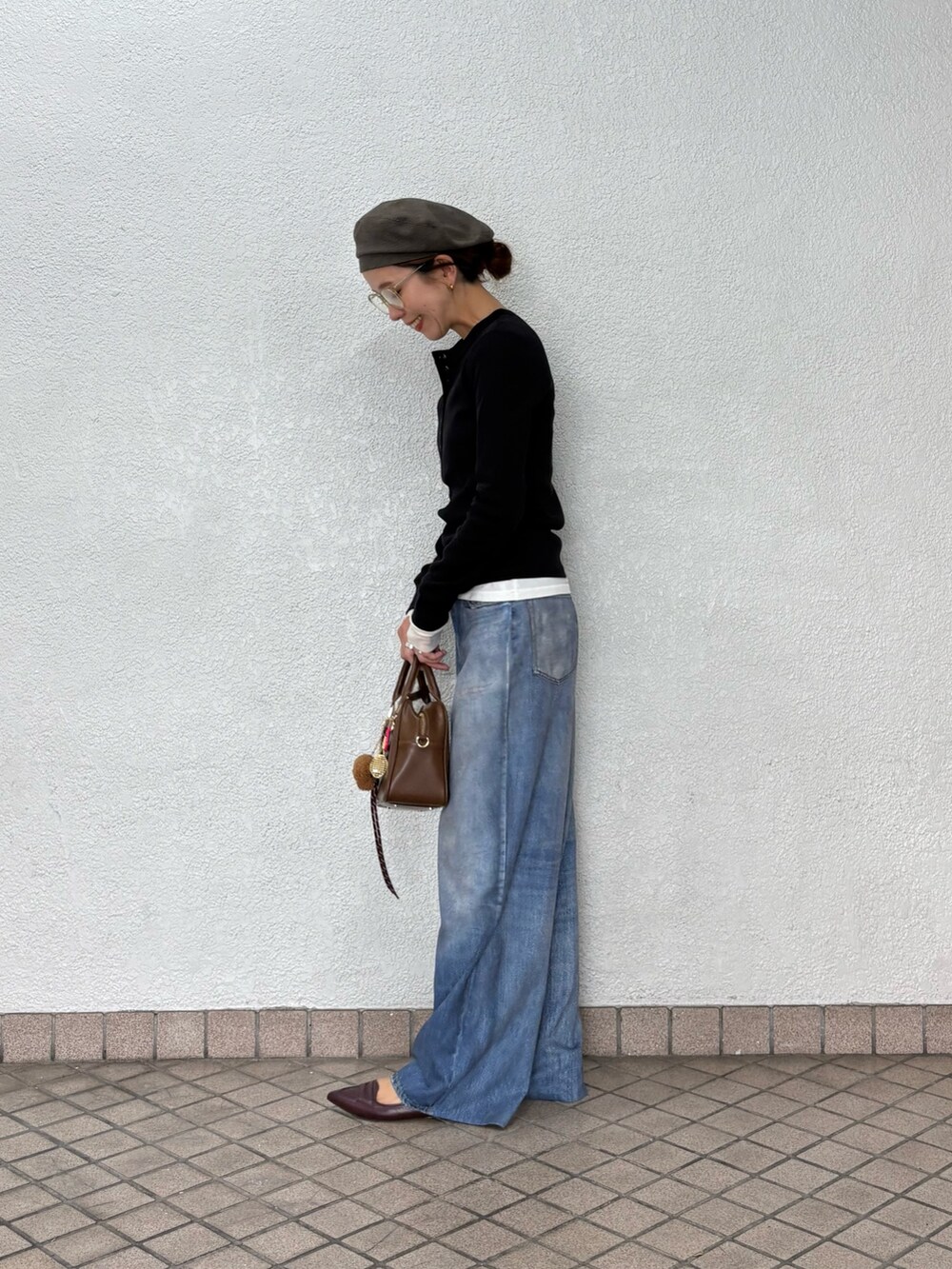 ブラック系のTシャツ/カットソー、ホワイト系のTシャツ/カットソー、レッド系のパンプスを着用したレディースの秋コーディネートの5枚目の写真