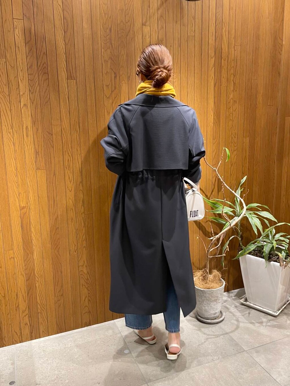 ブルー系のデニムパンツ、ブラック系のTシャツ/カットソー、ホワイト系のボストンバッグを着用したレディースの冬コーディネートの4枚目の写真
