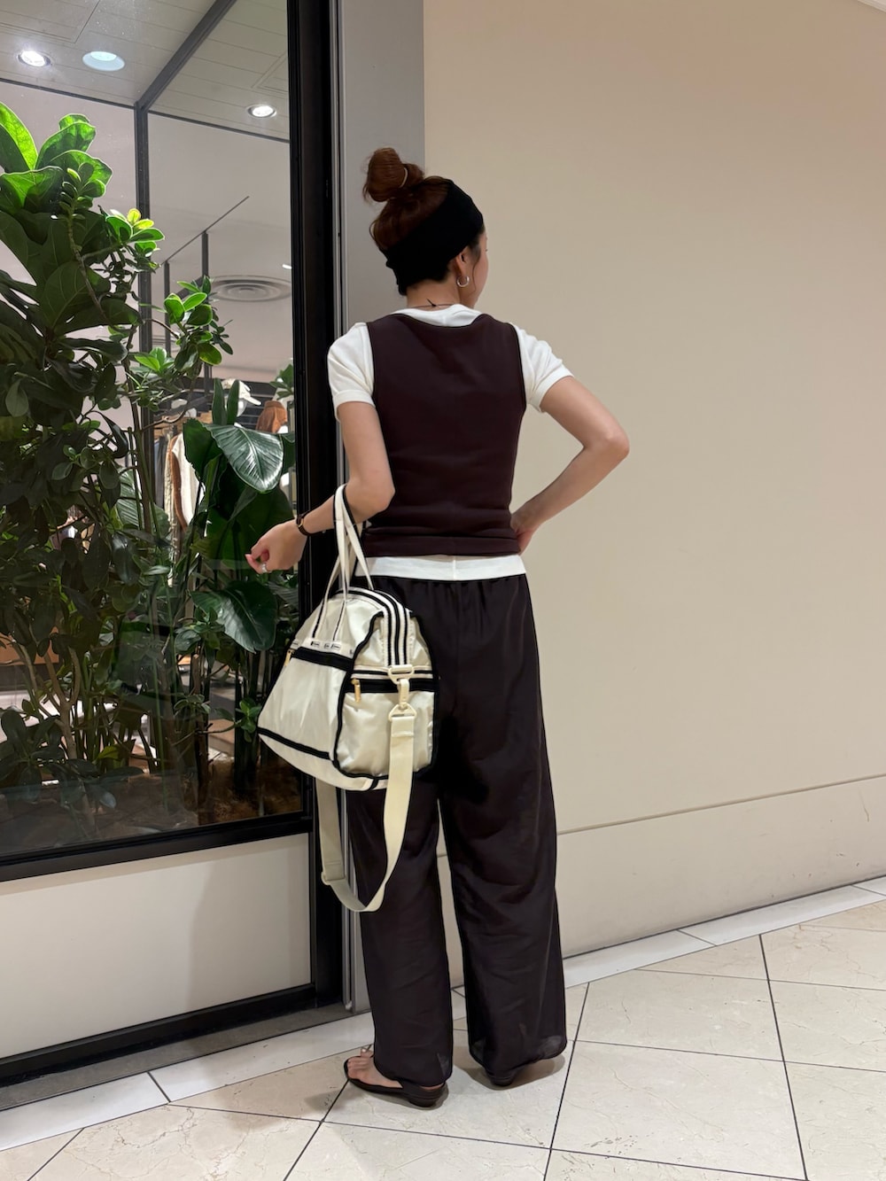 グレー系のその他パンツ、ブラウン系のタンクトップ、ベージュ系のショルダーバッグを着用したレディースの夏コーディネートの2枚目の写真
