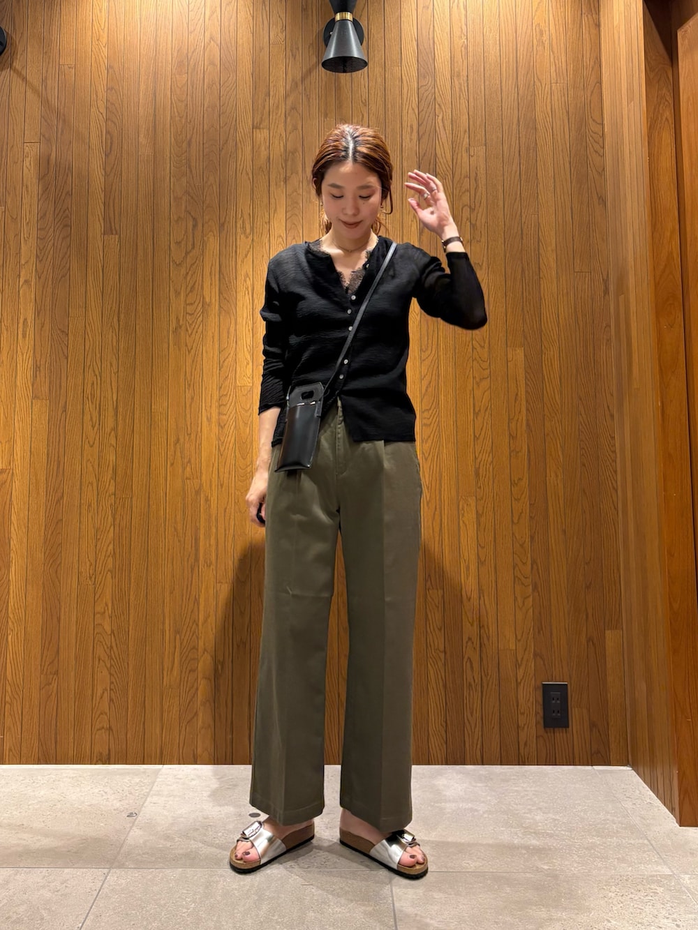 ブラック系のタンクトップ、グリーン系のその他パンツ、ブラック系のカーディガン/ボレロを着用したレディースの夏コーディネートの5枚目の写真