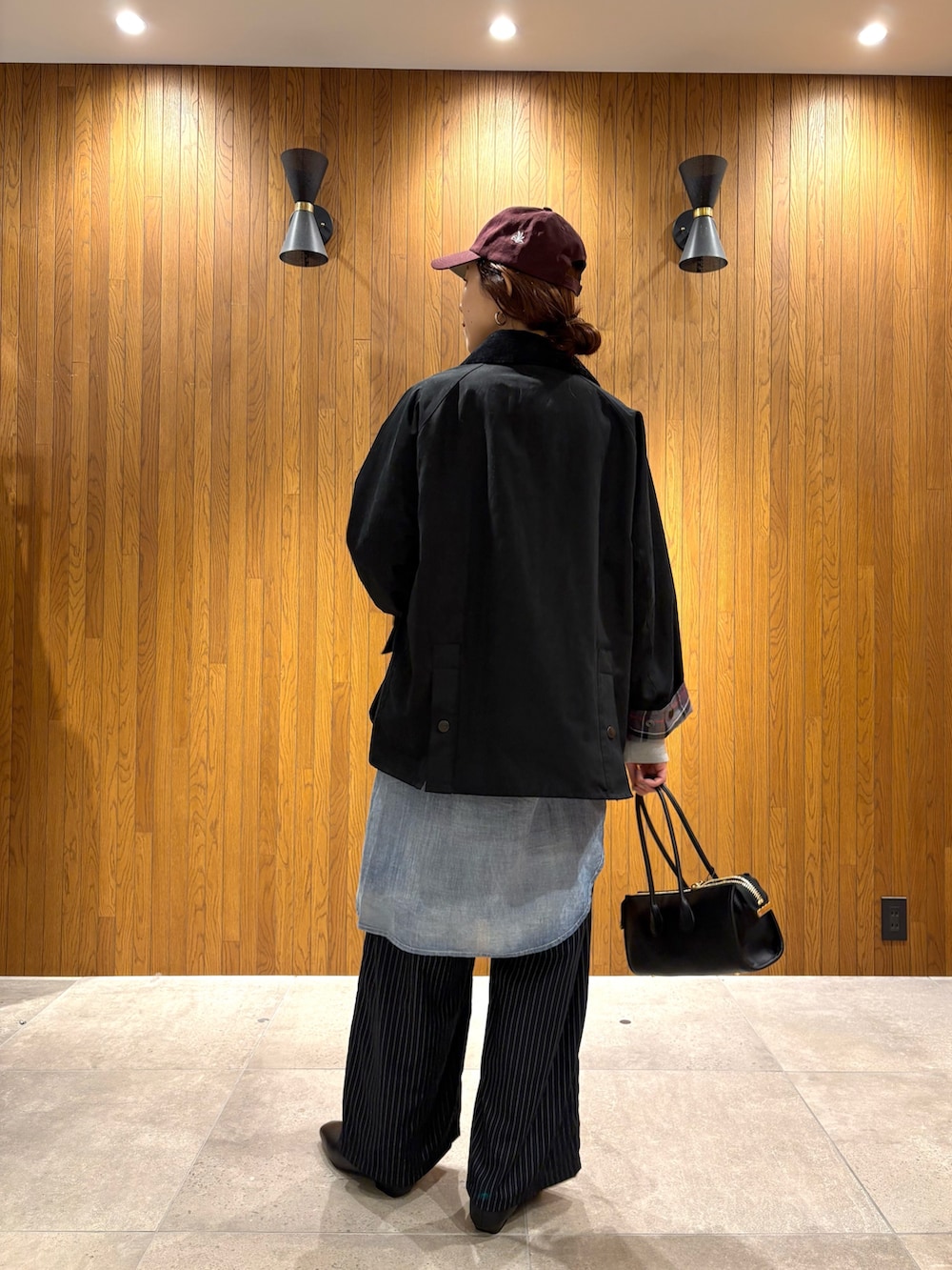 ブラック系のその他アウター、グレー系のその他パンツ、ブラック系のローファーを着用したレディースの秋コーディネートの3枚目の写真