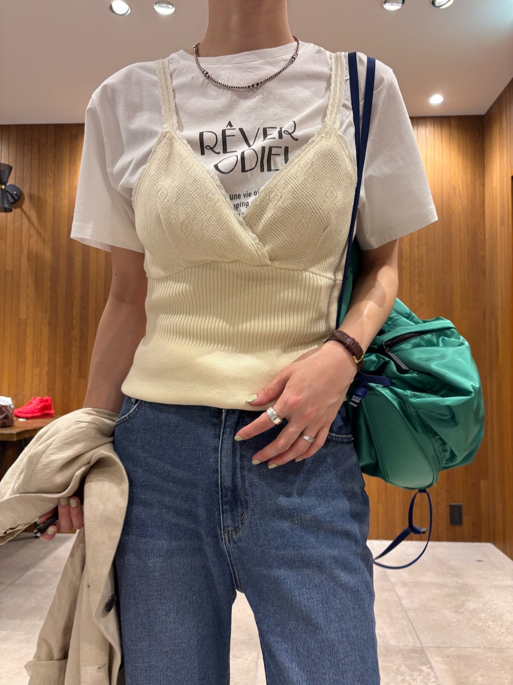 ベージュ系のその他アウター、ホワイト系のキャミソール、その他のTシャツ/カットソーを着用したレディースの春コーディネートの5枚目の写真