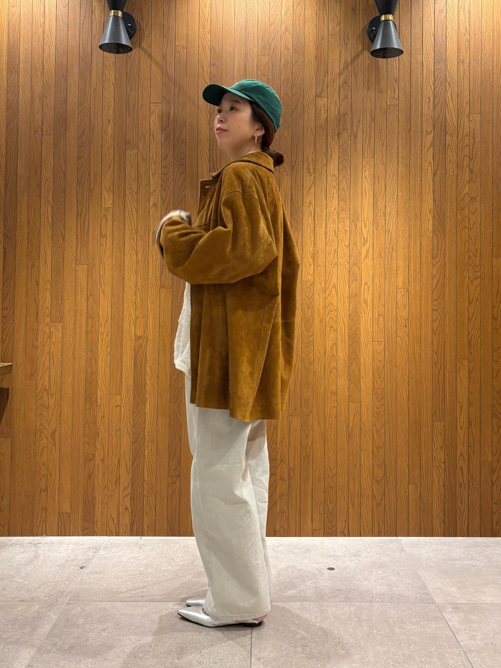 ブラウン系のその他アウター、グレー系のデニムパンツ、ホワイト系のシャツ/ブラウスを着用したレディースの冬コーディネートの2枚目の写真