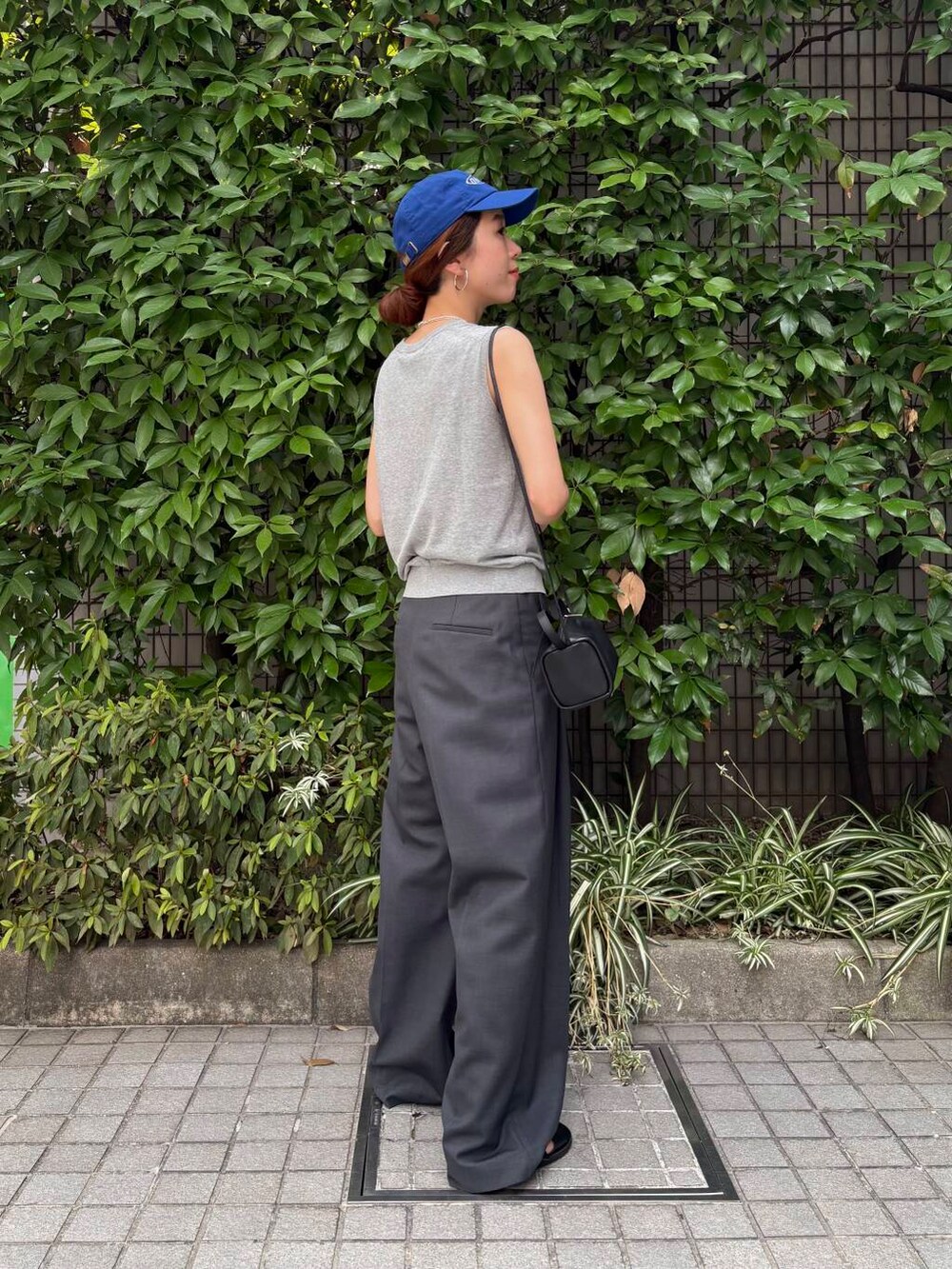 ブラック系のサンダル、グレー系のその他パンツ、ブラック系のショルダーバッグを着用したレディースの夏コーディネートの3枚目の写真