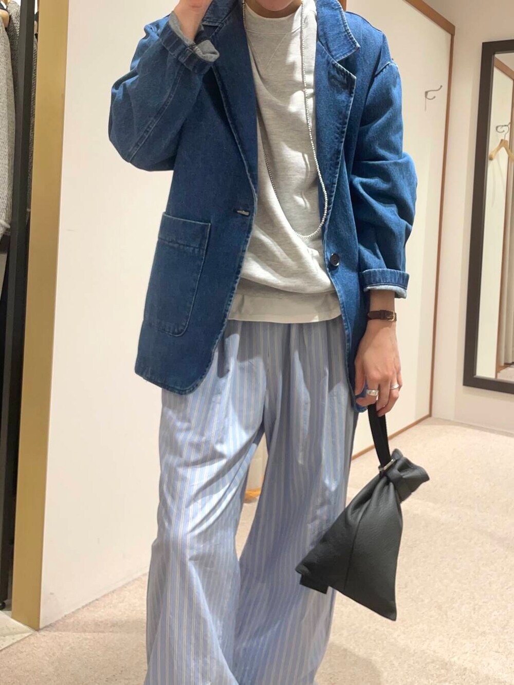 ブルー系のデニムジャケット、その他のスニーカー、ブルー系のその他パンツを着用したレディースの春コーディネートの4枚目の写真