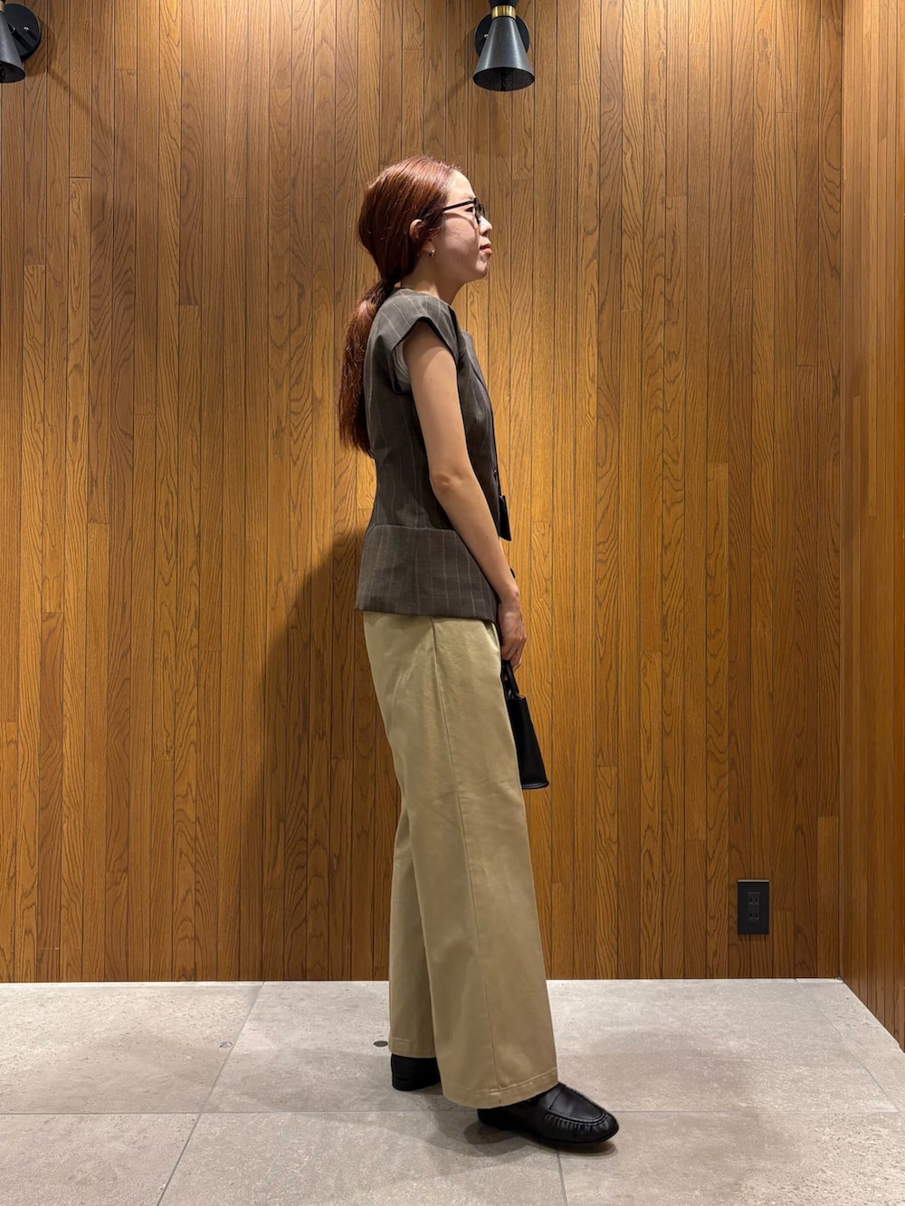 ブラウン系のシャツ/ブラウス、ベージュ系のその他パンツ、ブラック系のローファーを着用したレディースの秋コーディネートの4枚目の写真