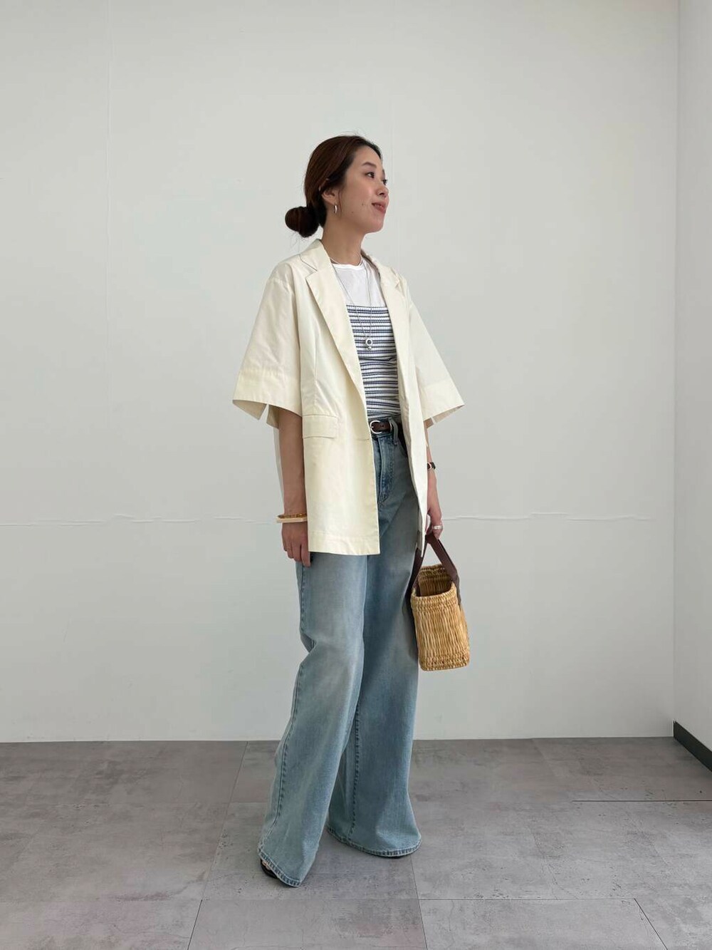 ホワイト系のTシャツ/カットソー、ブラウン系のかごバッグ、その他のキャミソールを着用したレディースの夏コーディネートの2枚目の写真