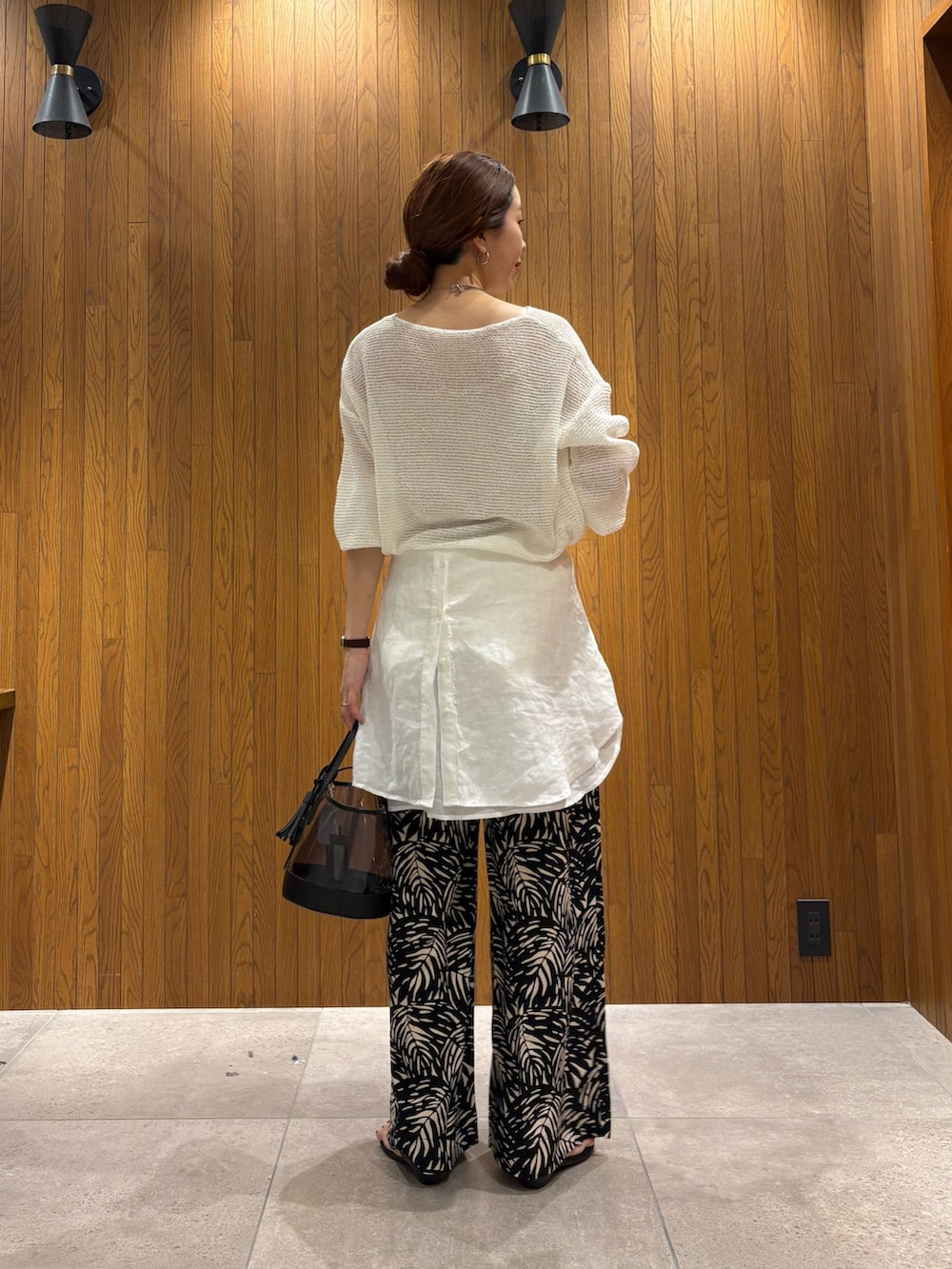 ホワイト系のニット/セーター、ブラック系のその他パンツ、ブラック系のかごバッグを着用したレディースの春コーディネートの3枚目の写真