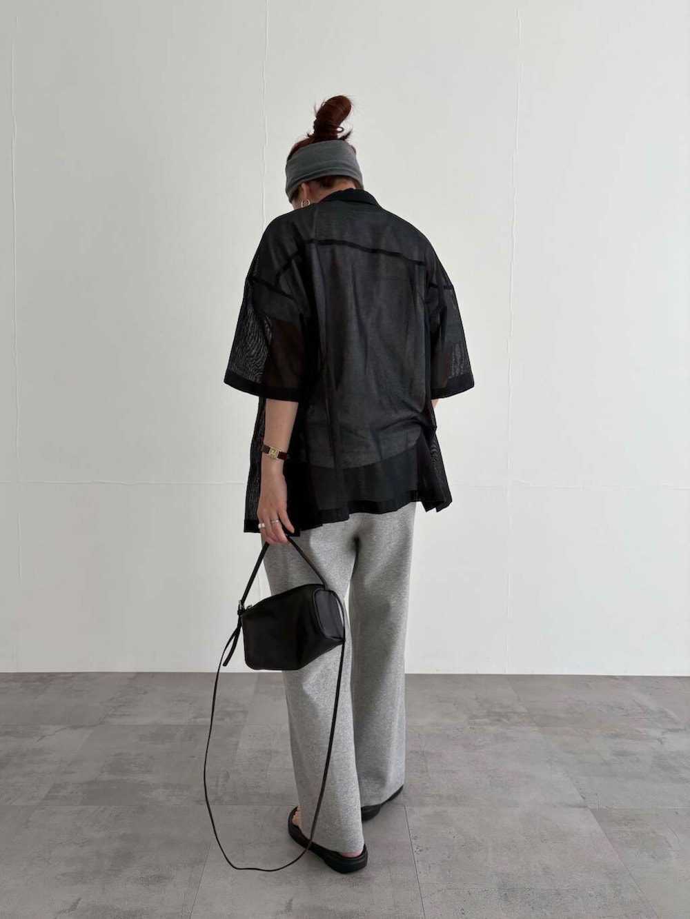 ブラック系のショルダーバッグ、グレー系のその他パンツ、ブラック系のサンダルを着用したレディースの夏コーディネートの4枚目の写真