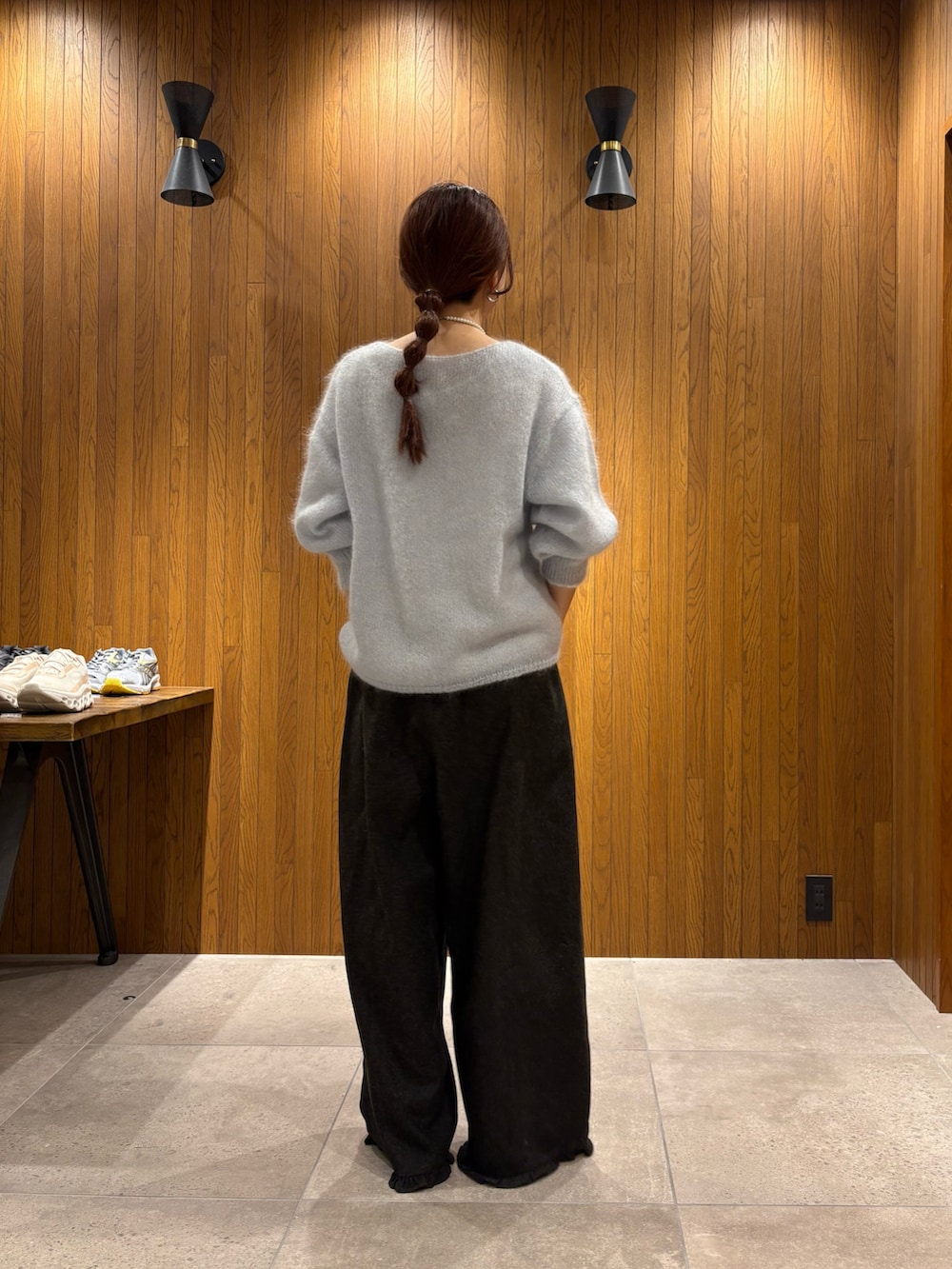 レッド系のニット/セーター、グリーン系のその他パンツ、グレー系のその他アウターを着用したレディースの秋コーディネートの4枚目の写真