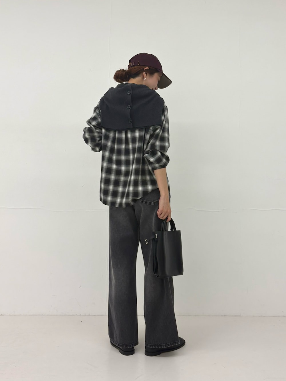 ブラック系のシャツ/ブラウス、ブラック系のデニムパンツ、ブラック系のショルダーバッグを着用したレディースの秋コーディネートの3枚目の写真