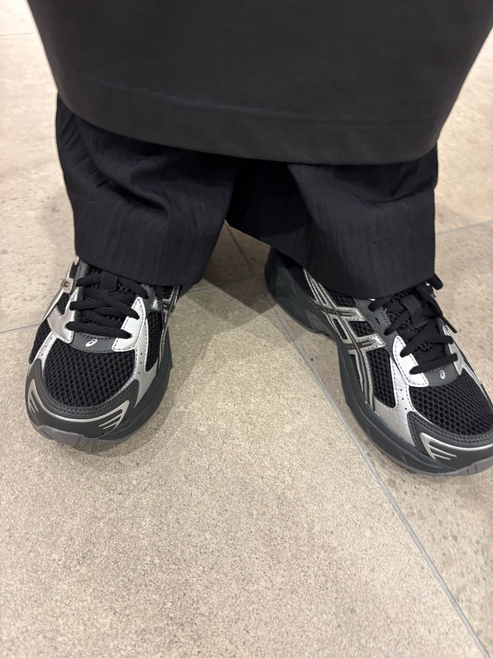 グレー系のワンピース、ブラック系のその他パンツ、ブラック系のスニーカーを着用したレディースの夏コーディネートの6枚目の写真