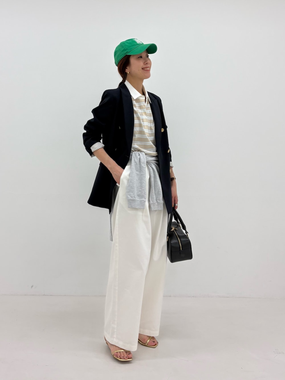 ブルー系のその他アウター、ベージュ系のシャツ/ブラウス、グレー系のTシャツ/カットソーを着用したレディースの春コーディネートの7枚目の写真