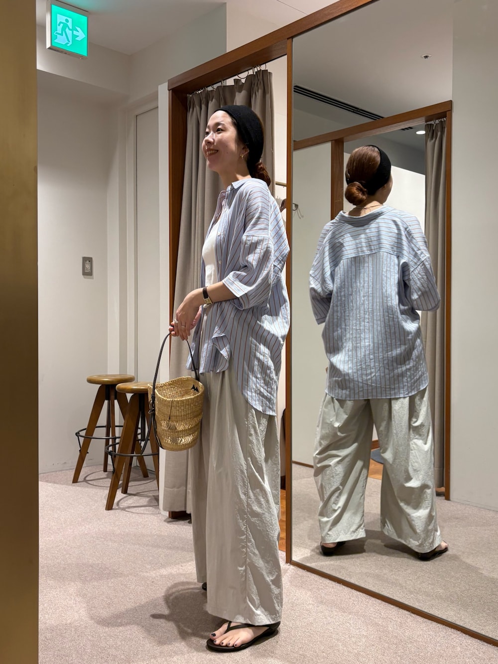 ベージュ系のかごバッグ、グレー系のその他パンツ、ブラウン系のサンダルを着用したレディースの夏コーディネートの3枚目の写真